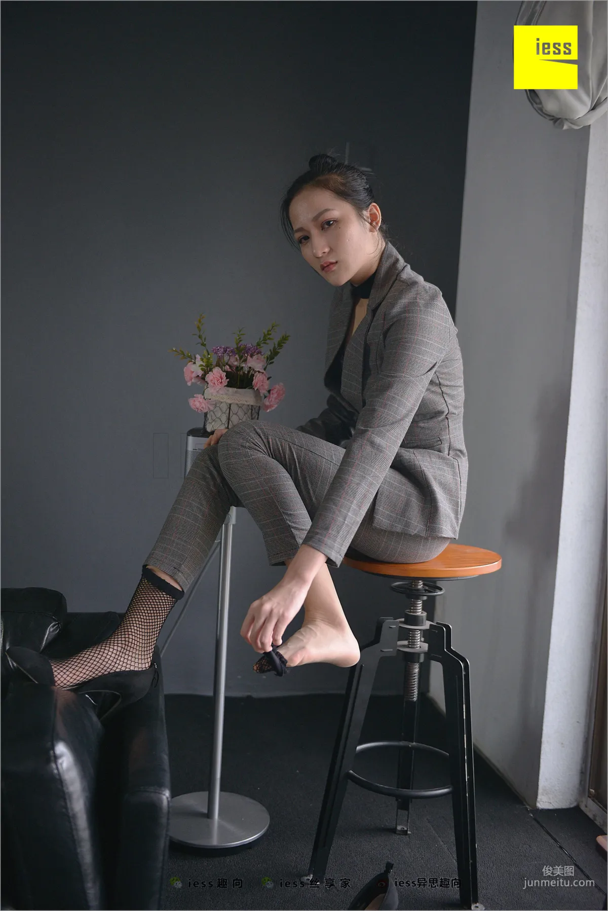 Xiao Xiao, Short Stockings, Long Pants and the Workplace [IESS] Silk Feet Bento 241 Photo Set photo 30