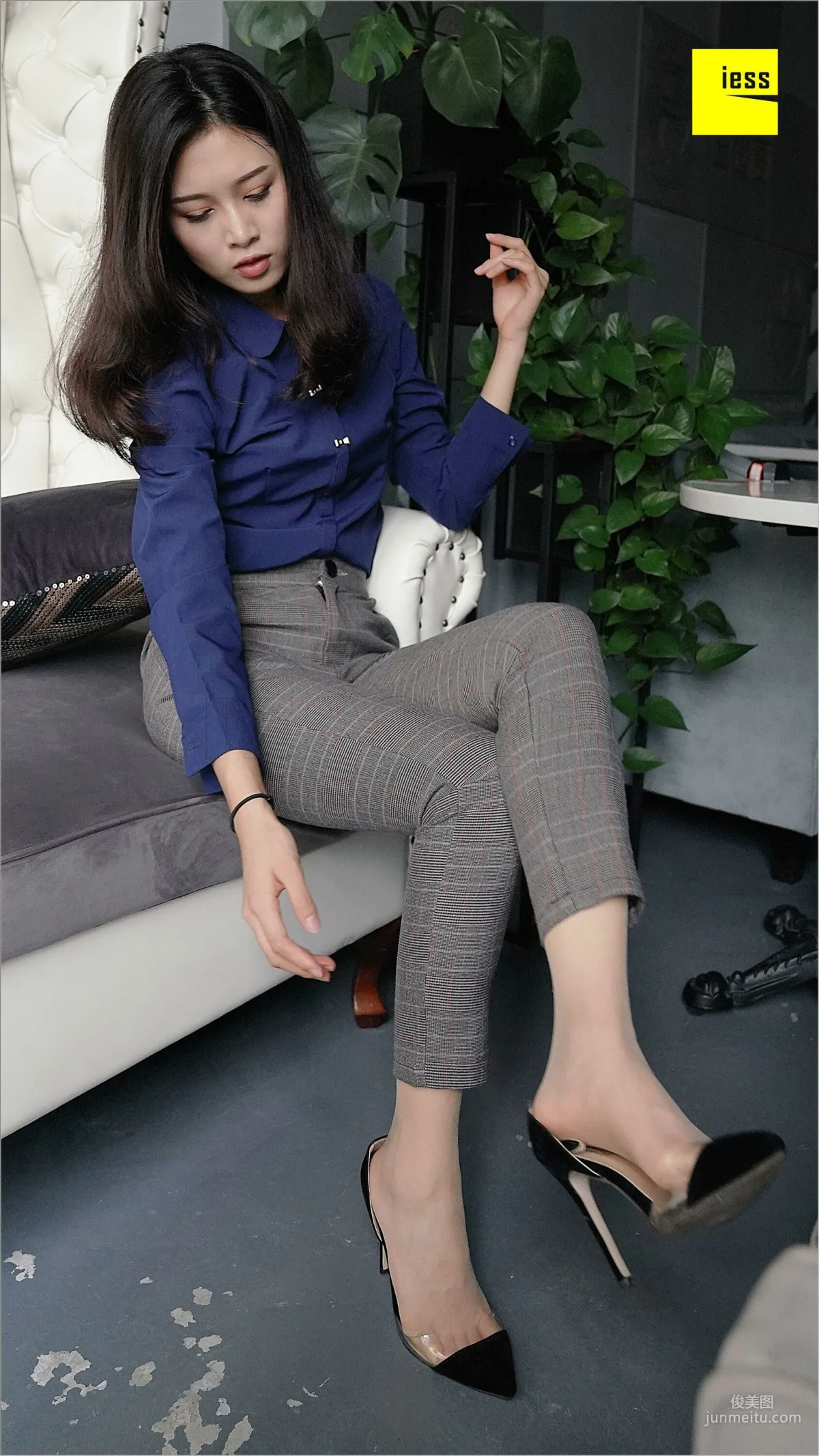 Qiu Zhuguan, Qiu Zhuguan in Long Pants [IESS] Silk Feet Bento 261 Photo Set photo 21