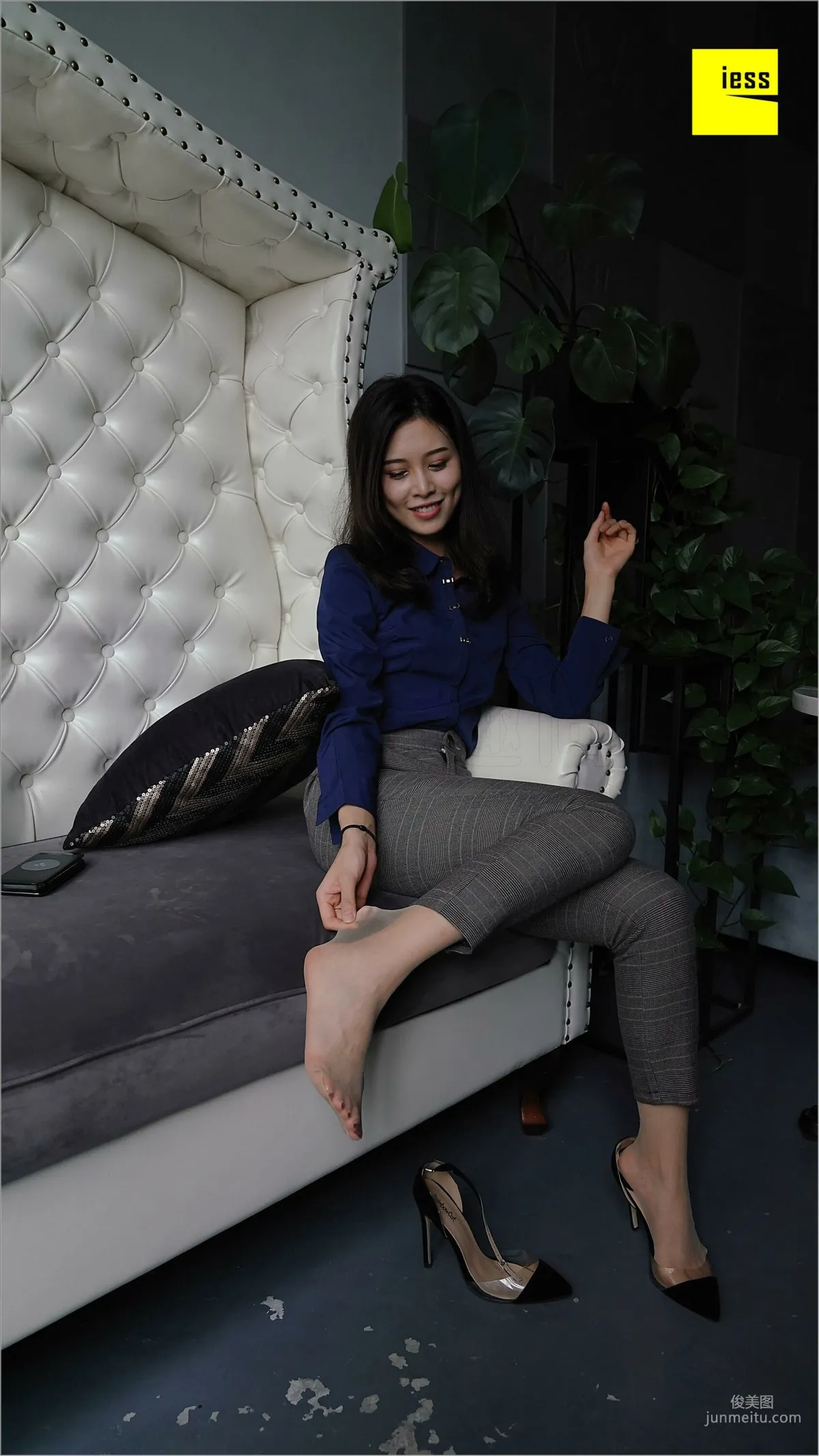 Qiu Zhuguan, Qiu Zhuguan in Long Pants [IESS] Silk Feet Bento 261 Photo Set photo 27