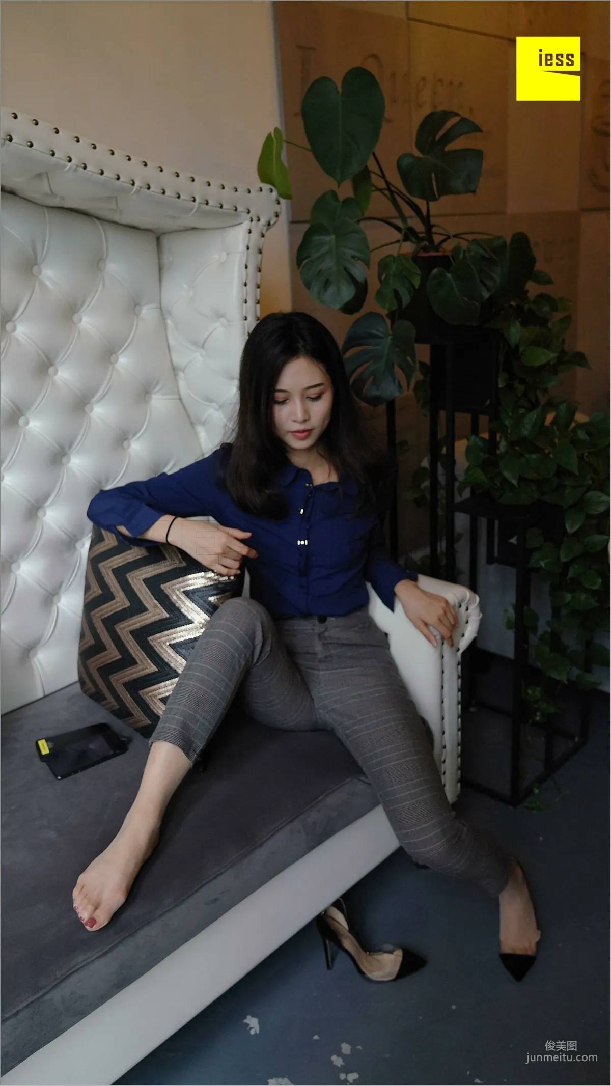 Qiu Zhuguan, Qiu Zhuguan in Long Pants [IESS] Silk Feet Bento 261 Photo Set photo 69