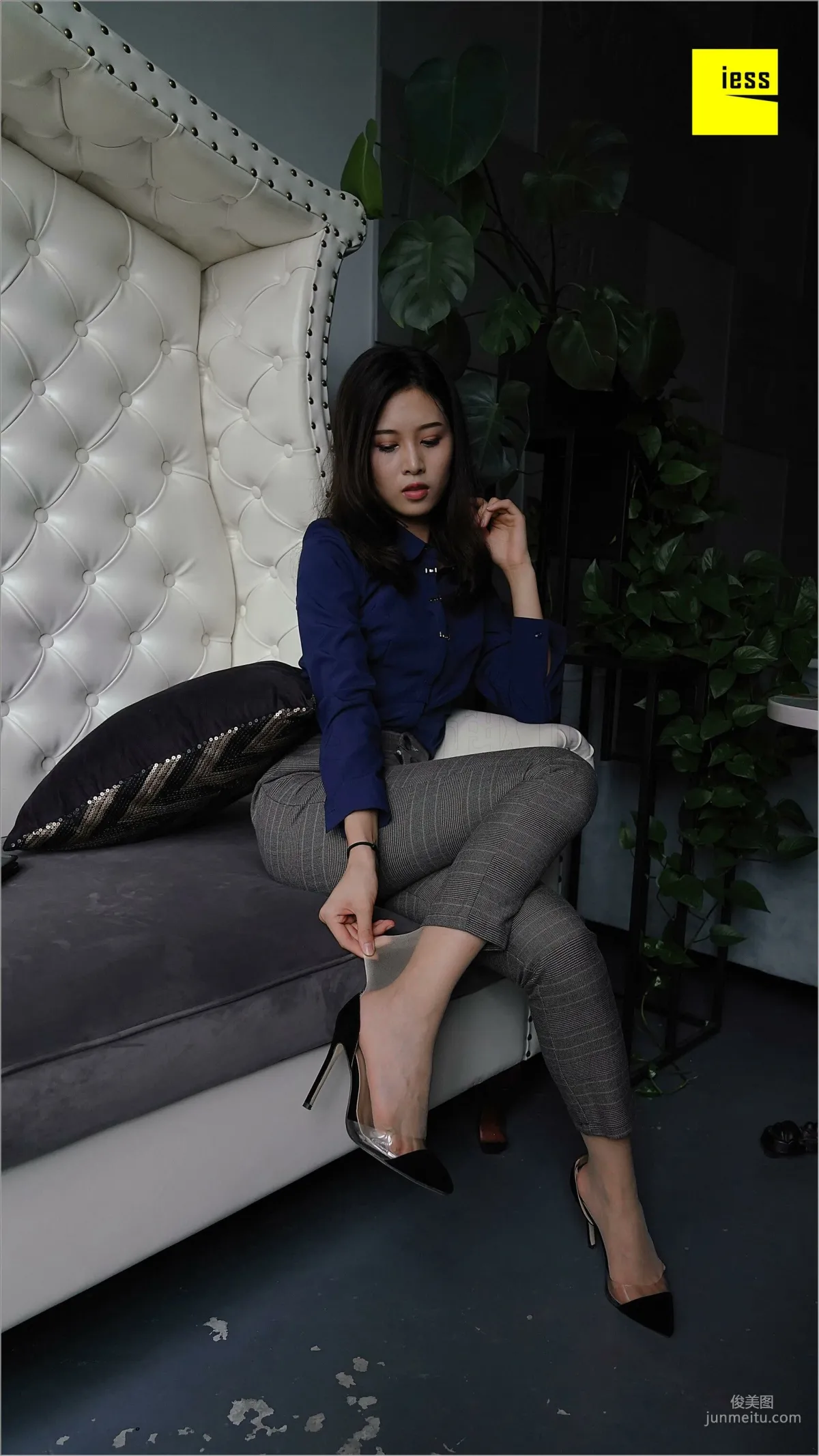 Qiu Zhuguan, Qiu Zhuguan in Long Pants [IESS] Silk Feet Bento 261 Photo Set photo 26