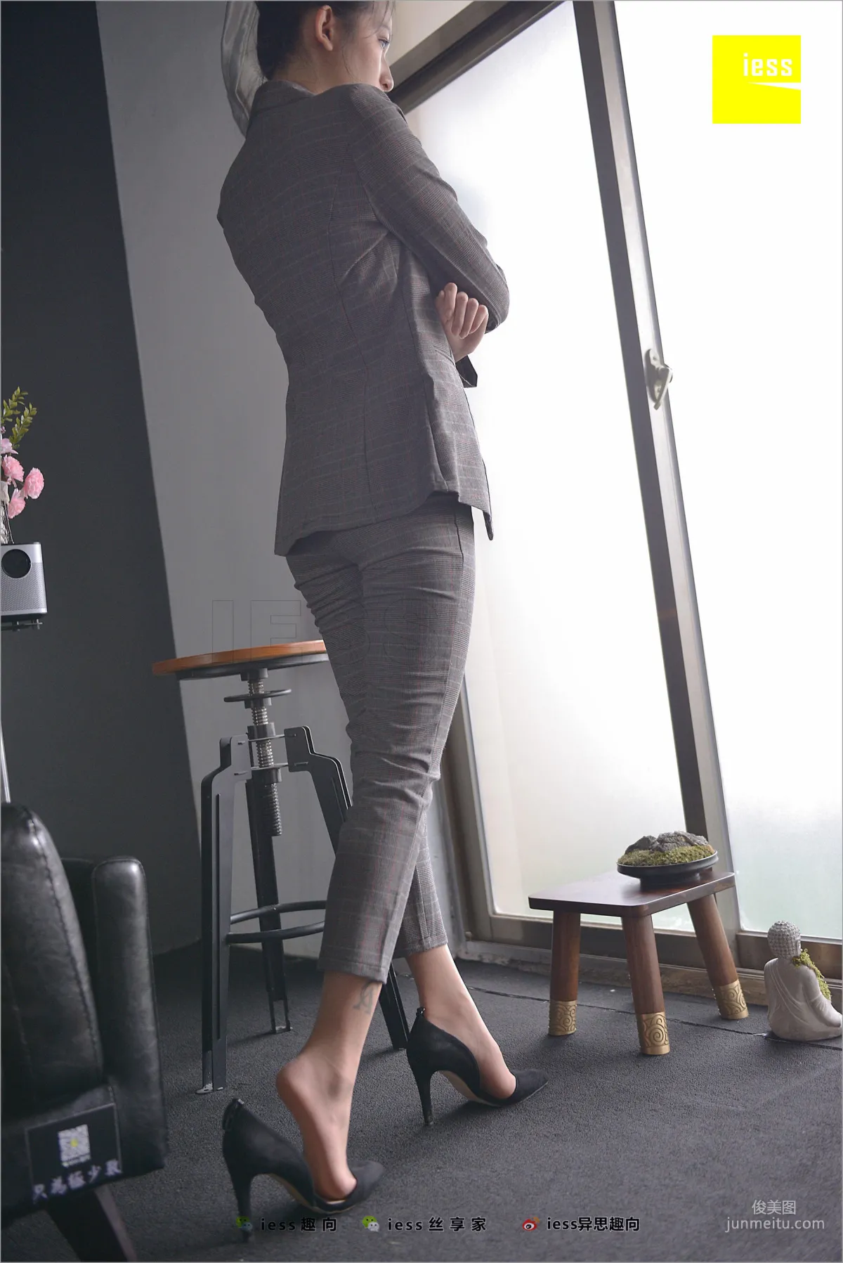 Xiao Xiao, Short Stockings, Long Pants and the Workplace [IESS] Silk Feet Bento 241 Photo Set photo 56