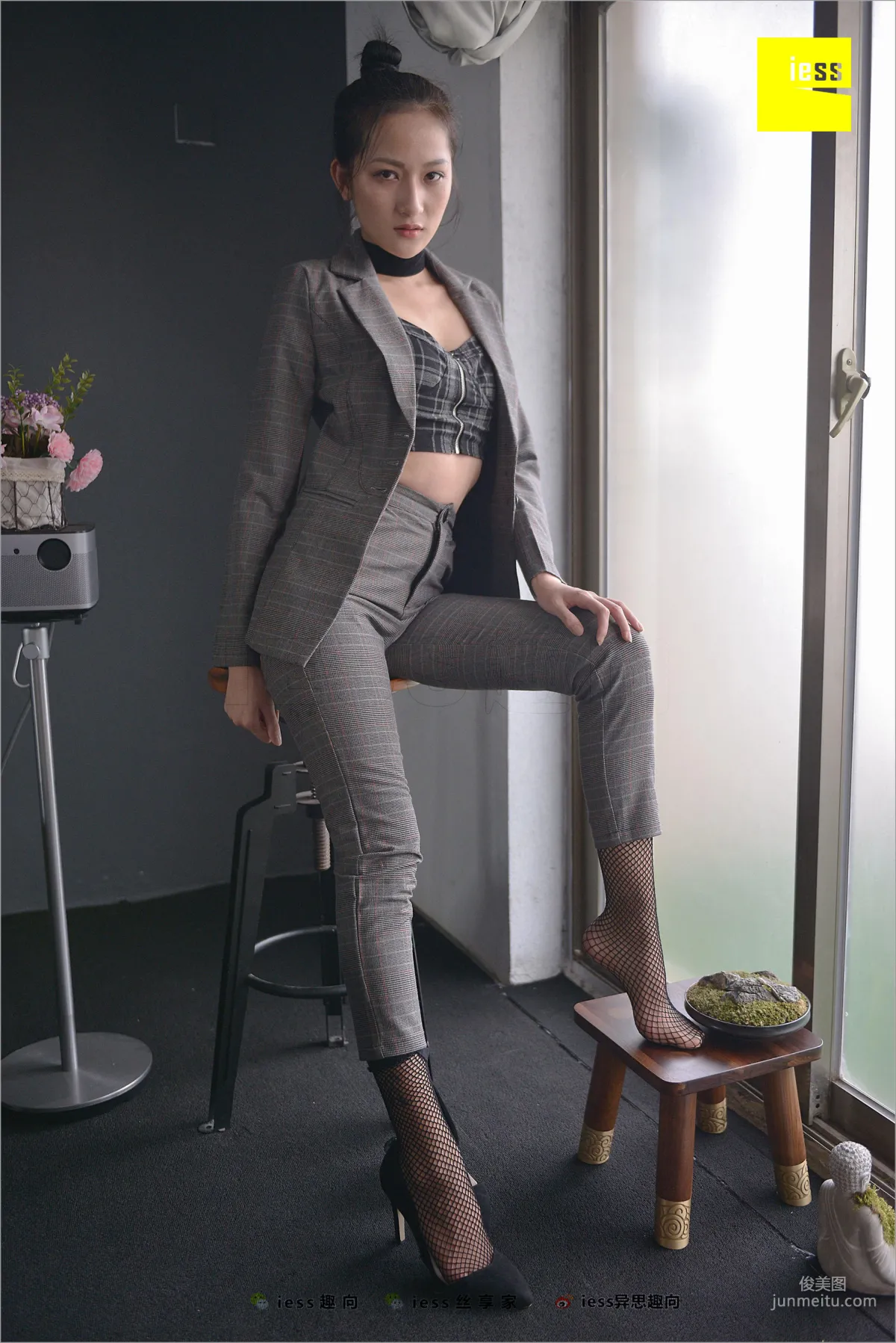Xiao Xiao, Short Stockings, Long Pants and the Workplace [IESS] Silk Feet Bento 241 Photo Set photo 15