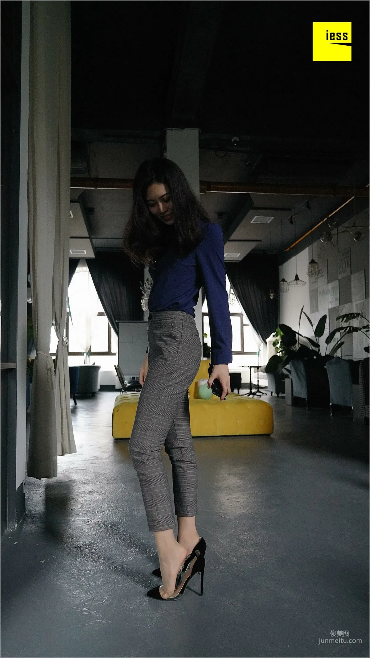 Qiu Zhuguan, Qiu Zhuguan in Long Pants [IESS] Silk Feet Bento 261 Photo Set photo 34