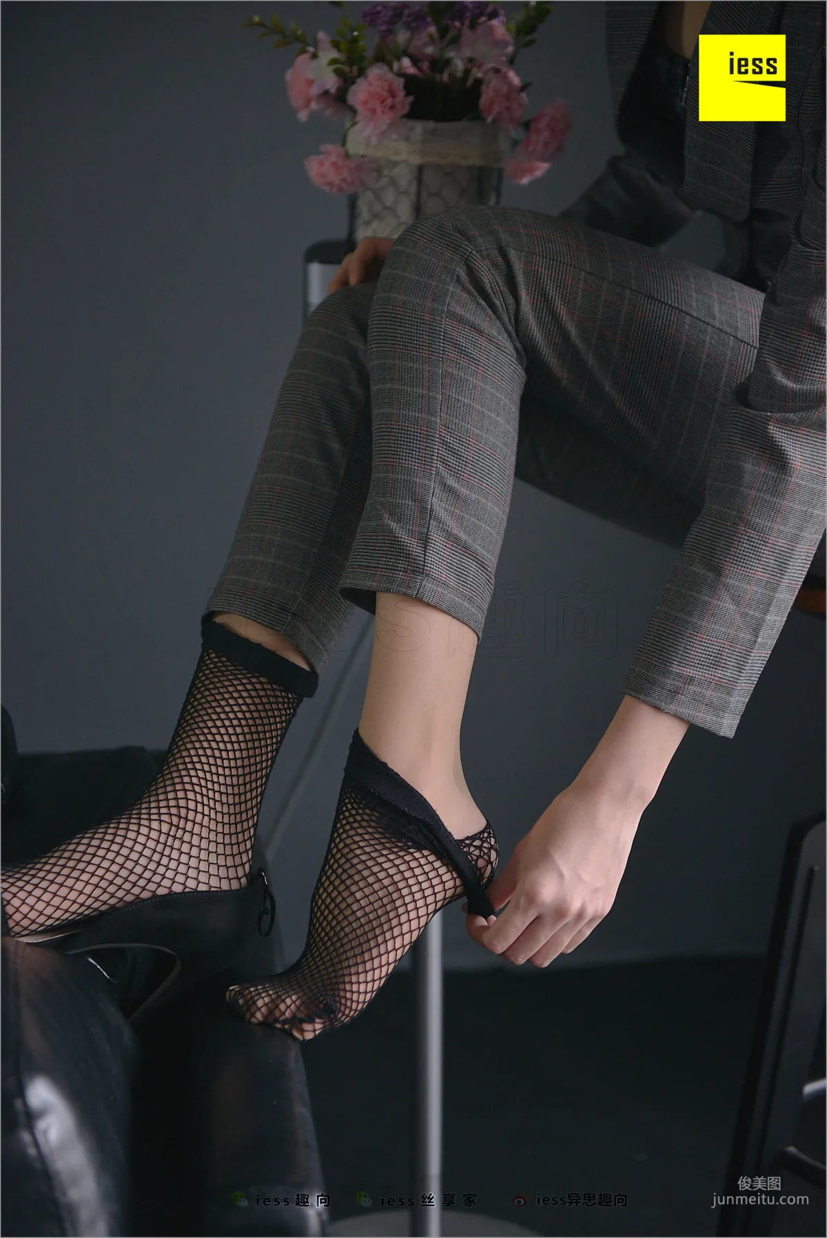 Xiao Xiao, Short Stockings, Long Pants and the Workplace [IESS] Silk Feet Bento 241 Photo Set photo 26
