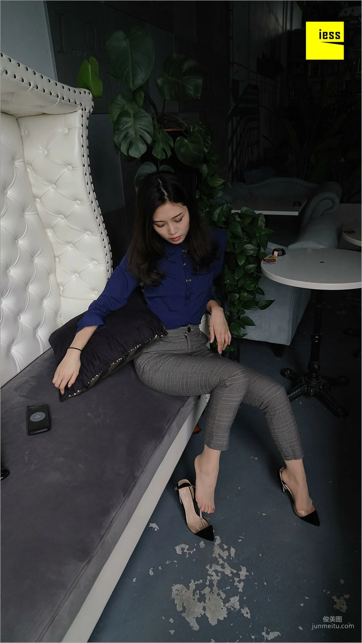 Qiu Zhuguan, Qiu Zhuguan in Long Pants [IESS] Silk Feet Bento 261 Photo Set photo 13