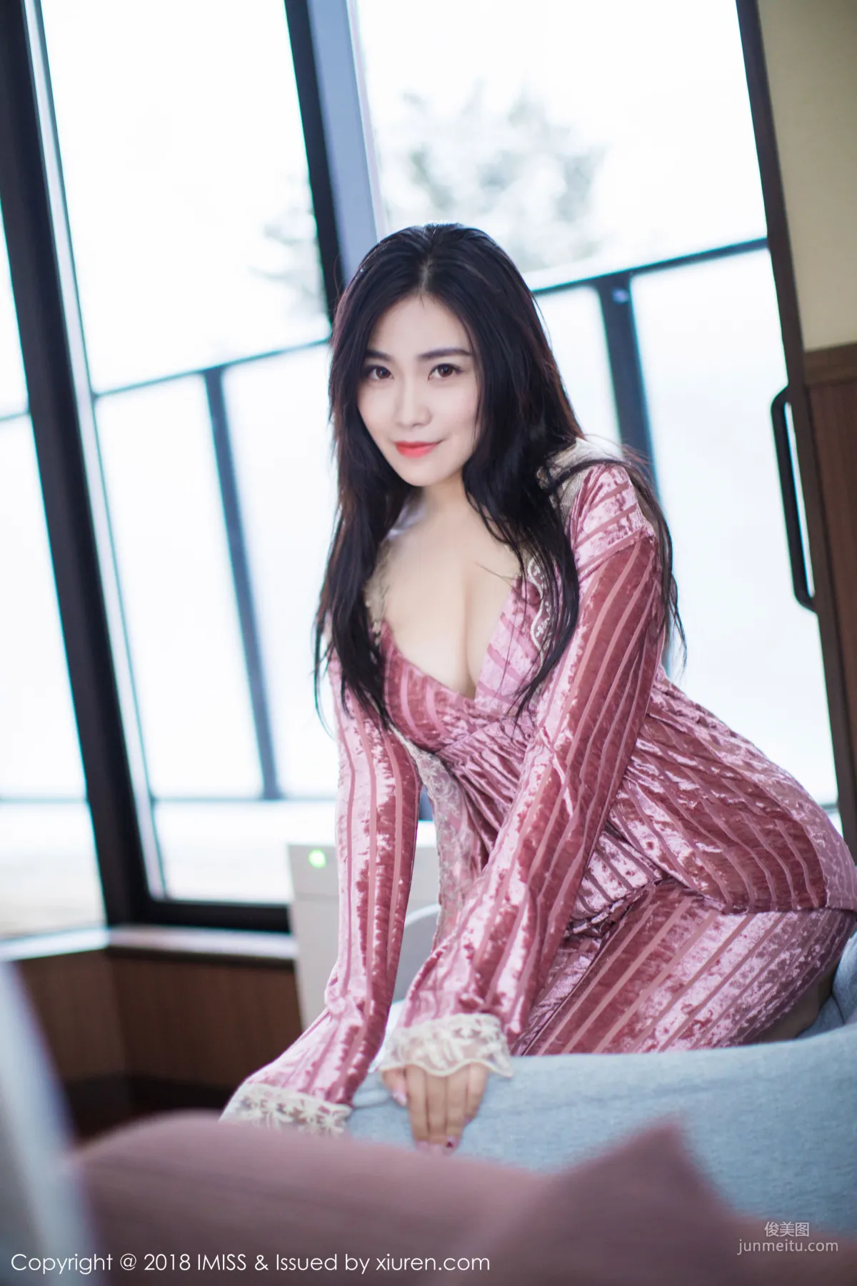 許諾Sabrina《酒紅色v領睡袍》 [愛蜜社IMiss] Vol.272 寫真集 10