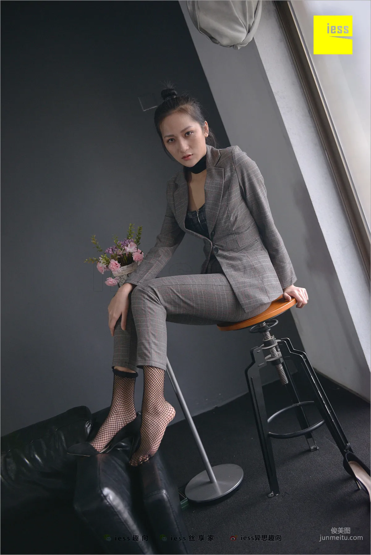 Xiao Xiao, Short Stockings, Long Pants and the Workplace [IESS] Silk Feet Bento 241 Photo Set photo 22