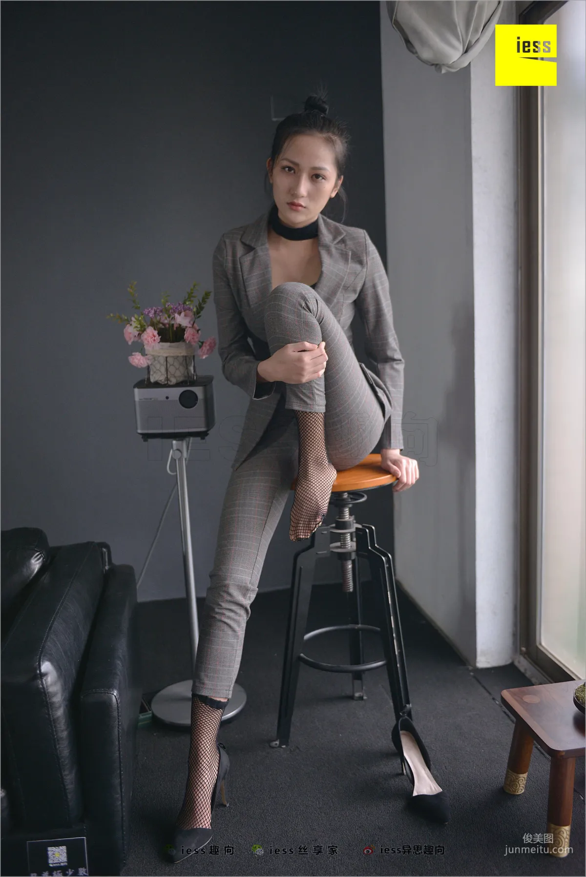 Xiao Xiao, Short Stockings, Long Pants and the Workplace [IESS] Silk Feet Bento 241 Photo Set photo 21