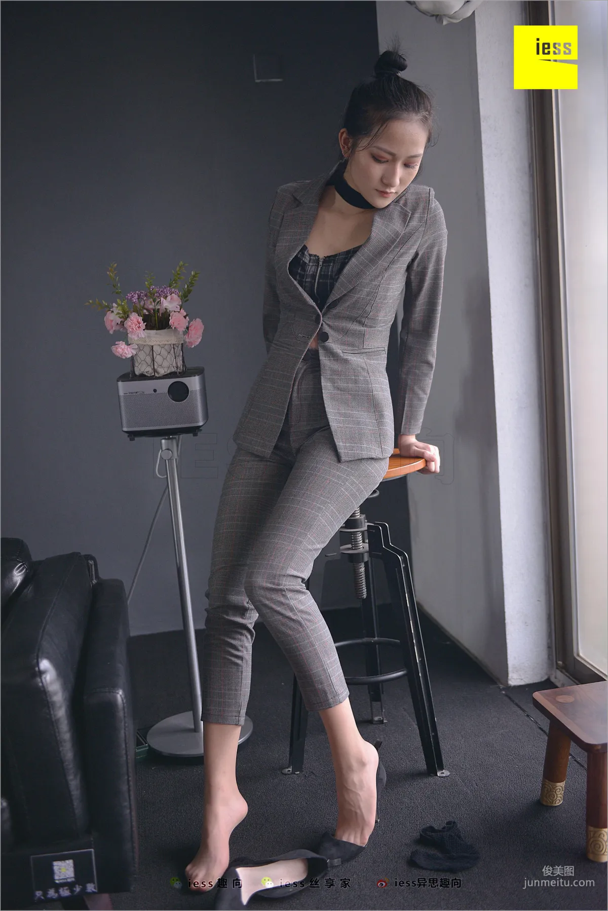 Xiao Xiao, Short Stockings, Long Pants and the Workplace [IESS] Silk Feet Bento 241 Photo Set photo 41