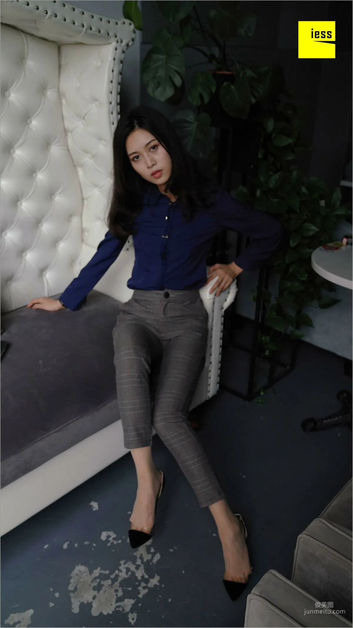 Qiu Zhuguan, Qiu Zhuguan in Long Pants [IESS] Silk Feet Bento 261 Photo Set photo 5