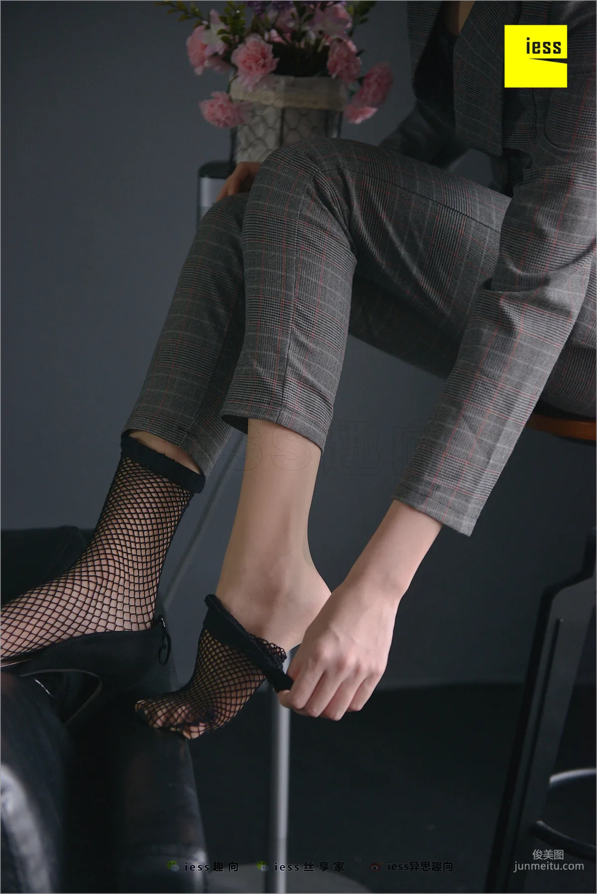 Xiao Xiao, Short Stockings, Long Pants and the Workplace [IESS] Silk Feet Bento 241 Photo Set photo 27