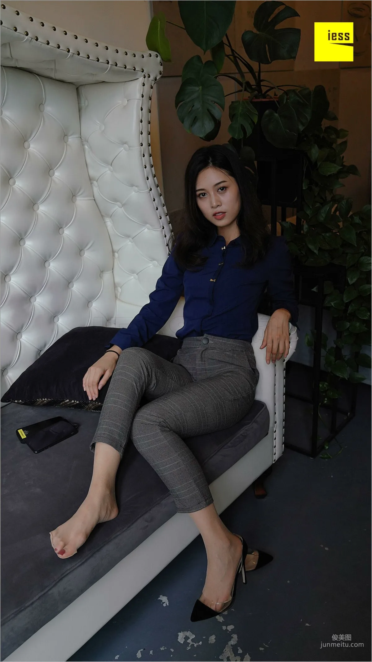 Qiu Zhuguan, Qiu Zhuguan in Long Pants [IESS] Silk Feet Bento 261 Photo Set photo 59