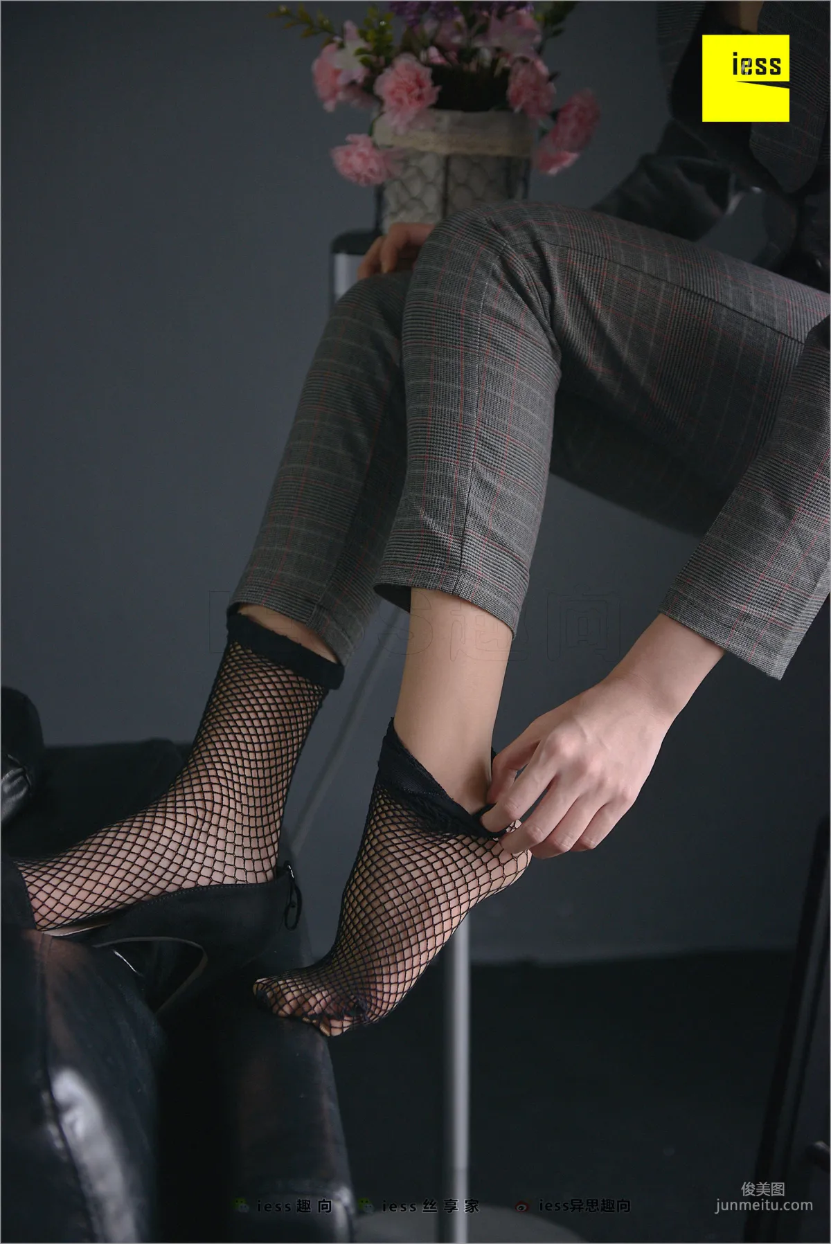 Xiao Xiao, Short Stockings, Long Pants and the Workplace [IESS] Silk Feet Bento 241 Photo Set photo 25
