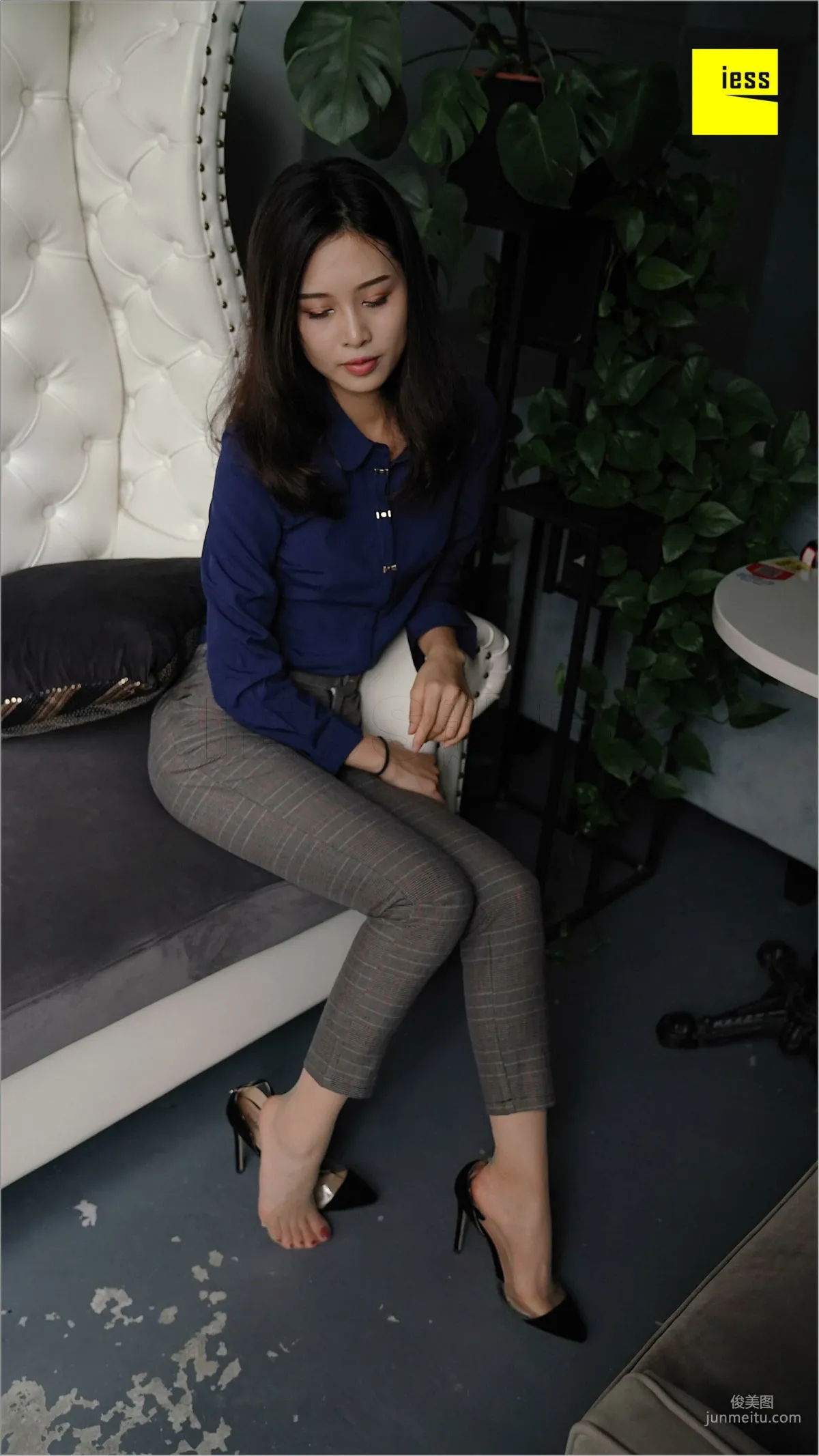 Qiu Zhuguan, Qiu Zhuguan in Long Pants [IESS] Silk Feet Bento 261 Photo Set photo 33