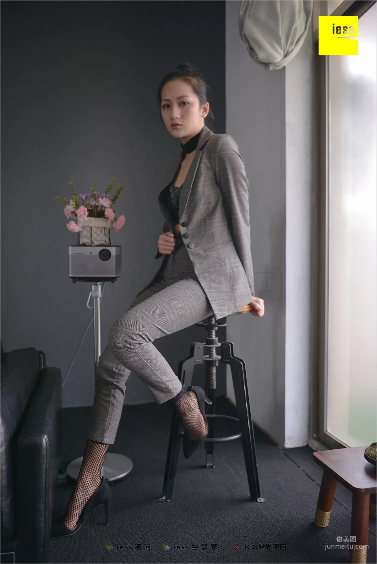 Xiao Xiao, Short Stockings, Long Pants and the Workplace [IESS] Silk Feet Bento 241 Photo Set photo 5