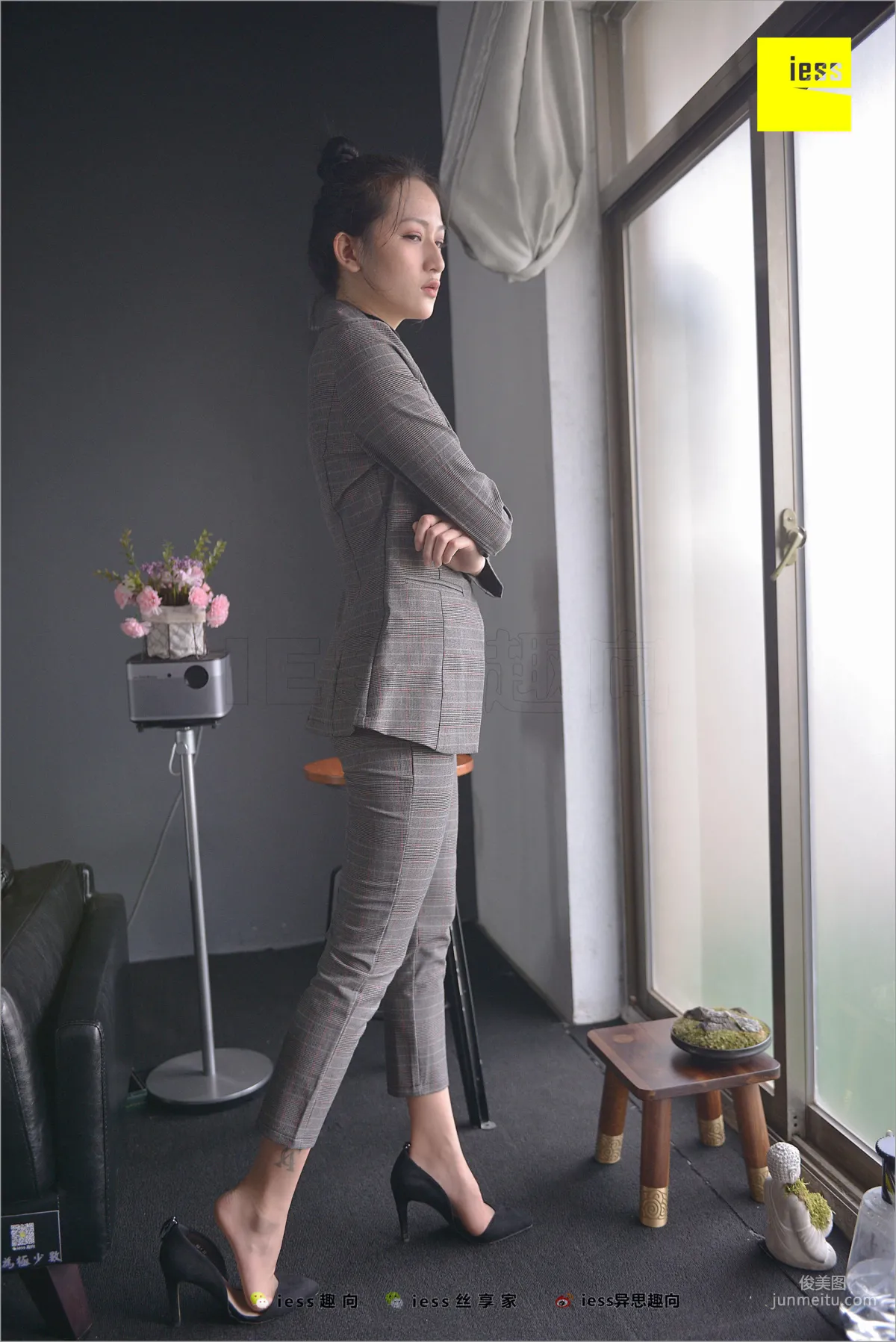 Xiao Xiao, Short Stockings, Long Pants and the Workplace [IESS] Silk Feet Bento 241 Photo Set photo 55