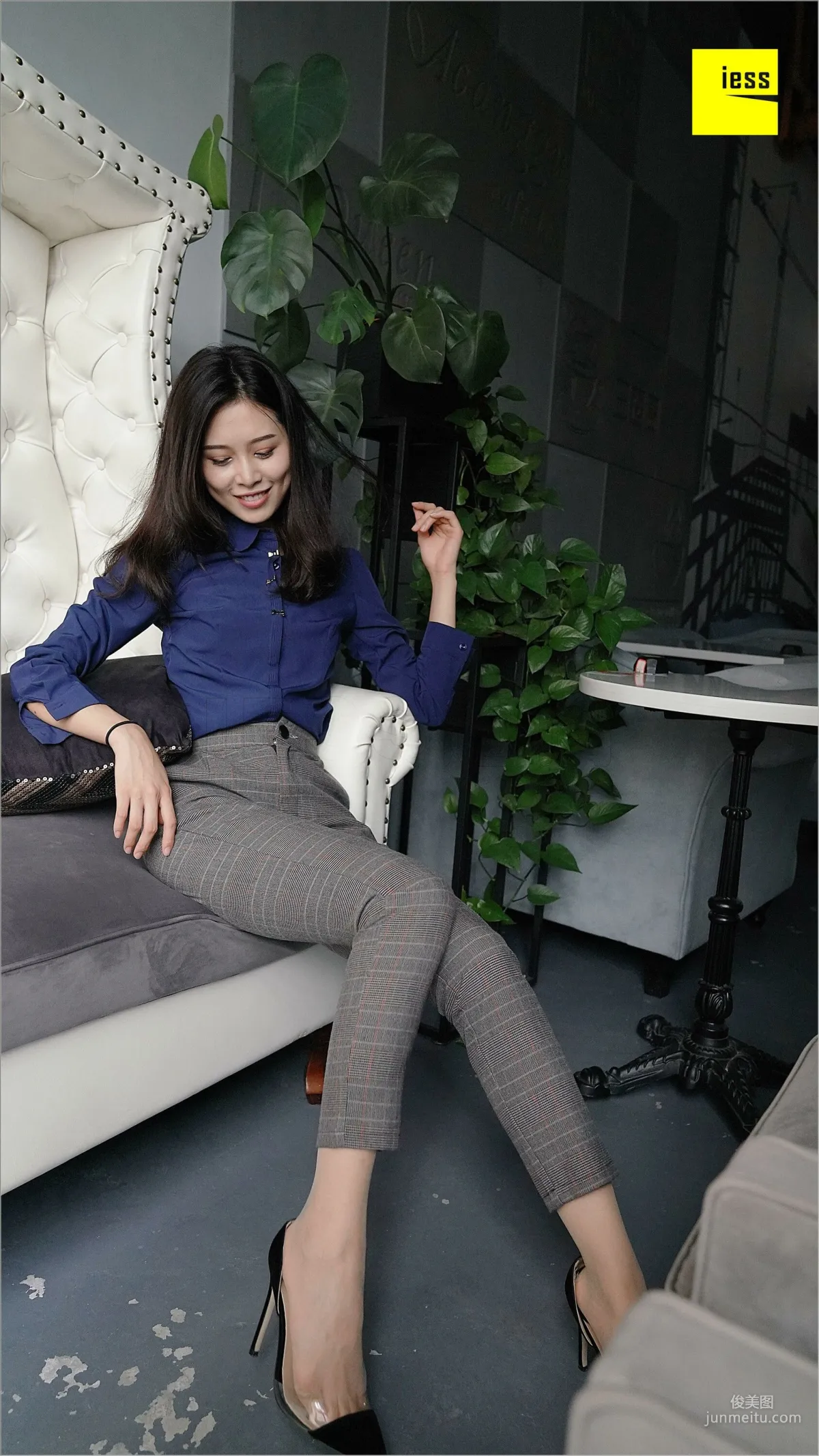 Qiu Zhuguan, Qiu Zhuguan in Long Pants [IESS] Silk Feet Bento 261 Photo Set photo 24