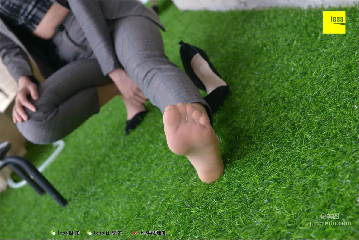 Xiao Xiao, Short Stockings, Long Pants and the Workplace [IESS] Silk Feet Bento 241 Photo Set photo 92