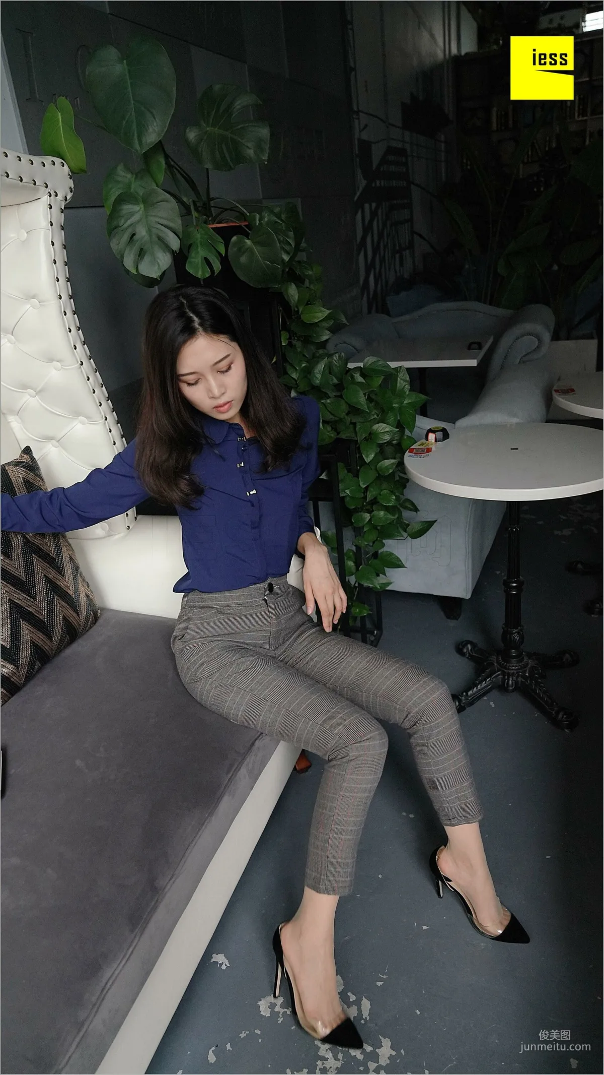 Qiu Zhuguan, Qiu Zhuguan in Long Pants [IESS] Silk Feet Bento 261 Photo Set photo 10