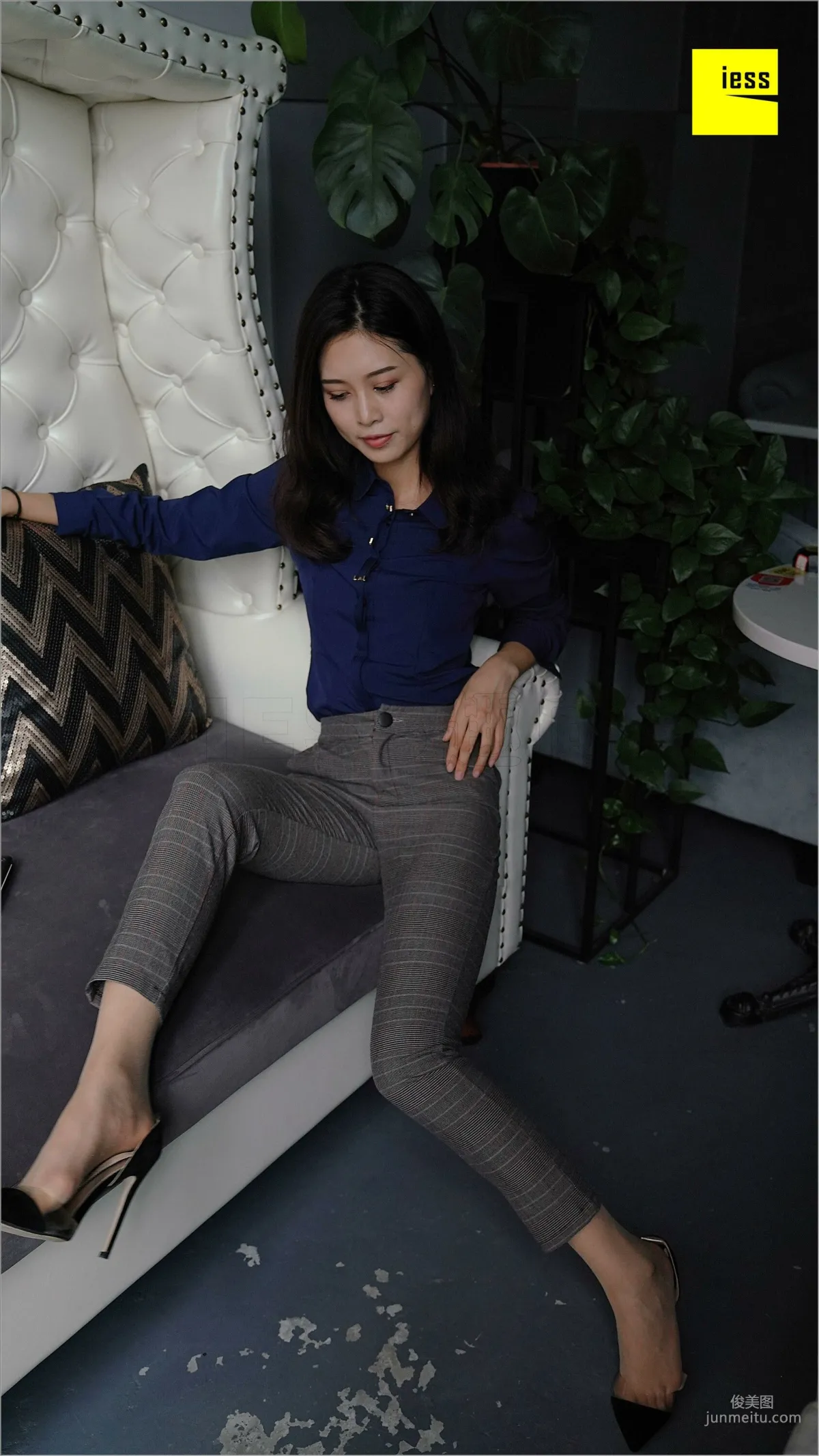 Qiu Zhuguan, Qiu Zhuguan in Long Pants [IESS] Silk Feet Bento 261 Photo Set photo 7