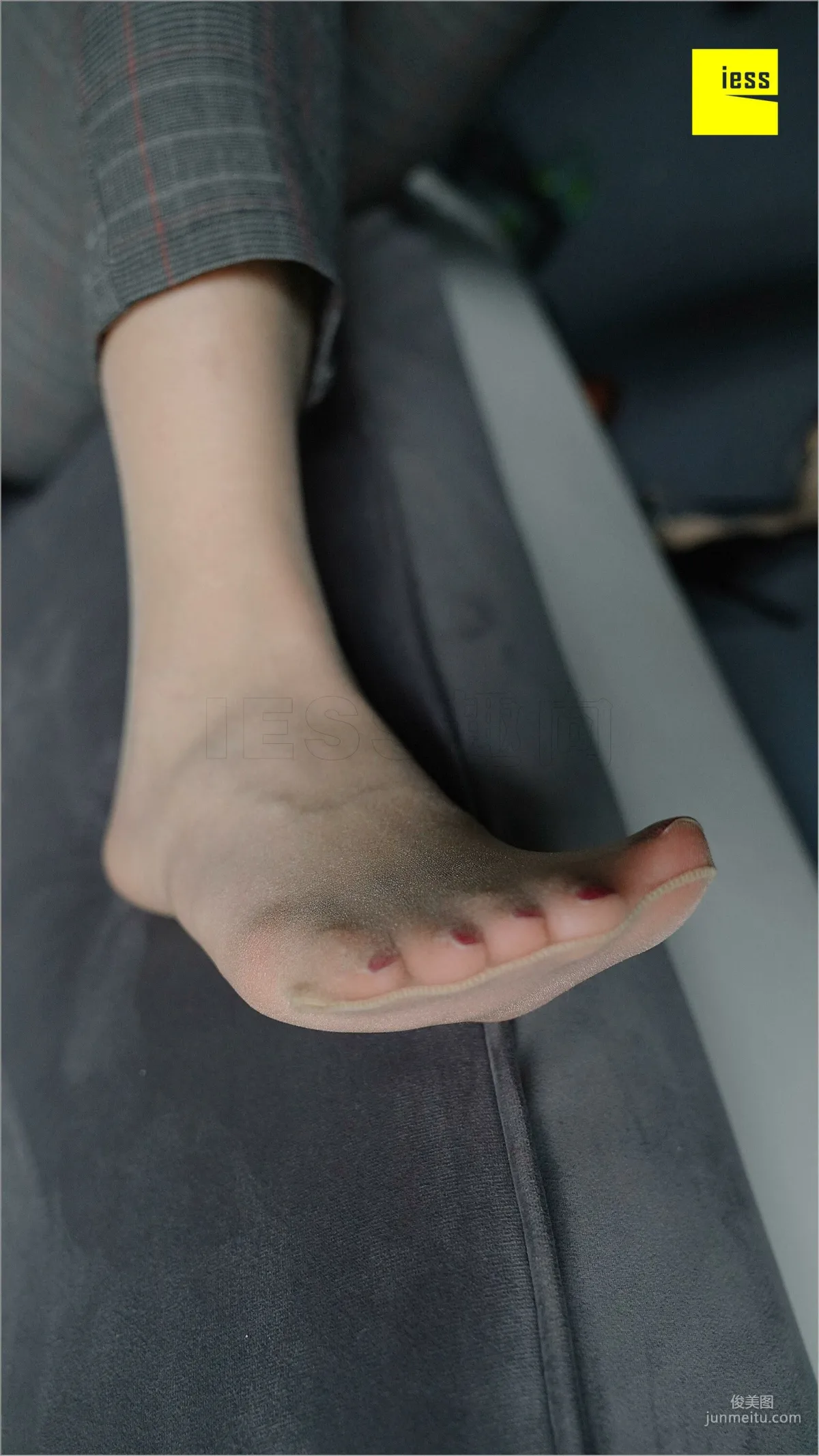 Qiu Zhuguan, Qiu Zhuguan in Long Pants [IESS] Silk Feet Bento 261 Photo Set photo 53