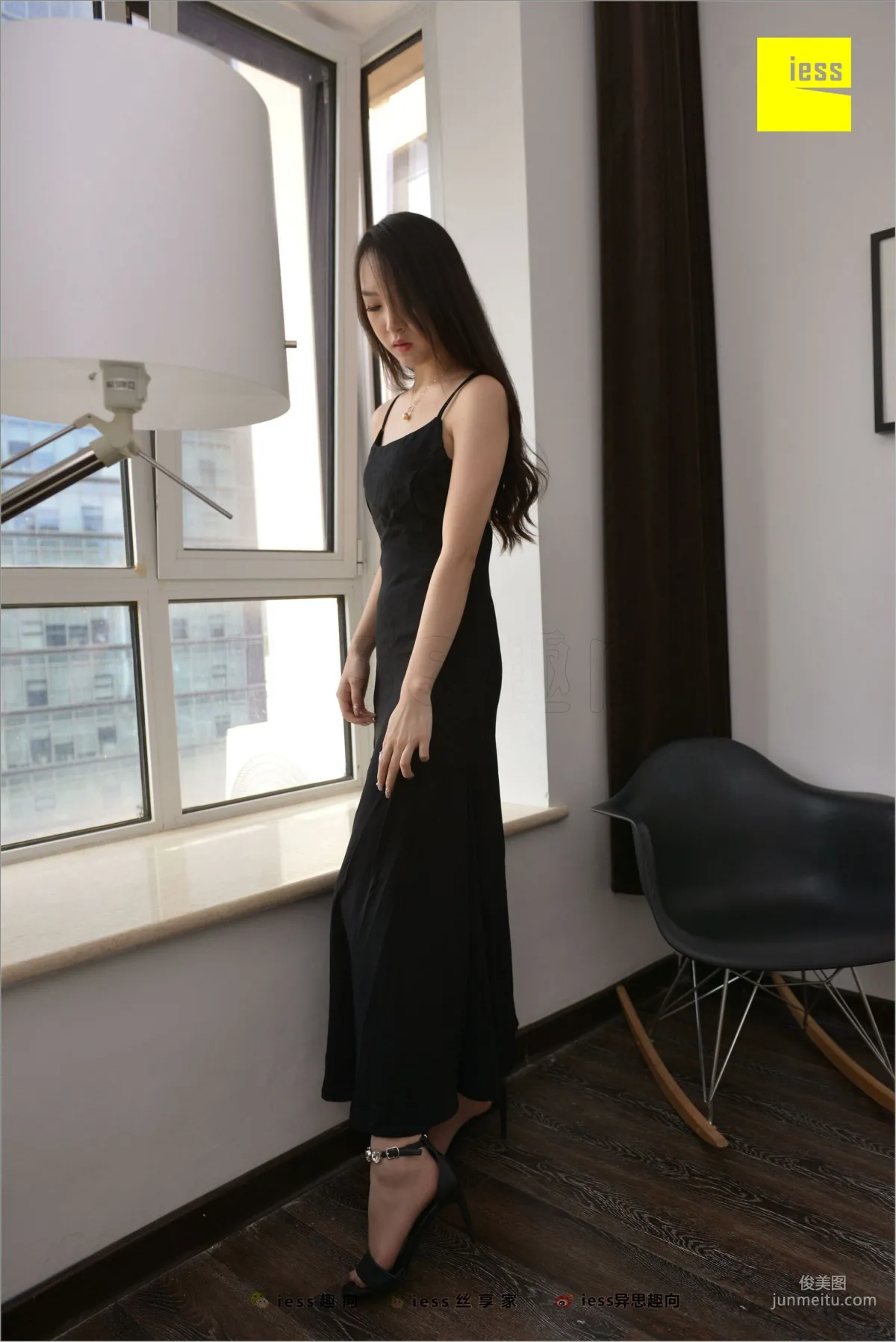 Yun Zhi, The Seduction of Removing Stockings Under a High-Slit Long Skirt [IESS] Stockings Feet Bento 253 Photo Set photo 5