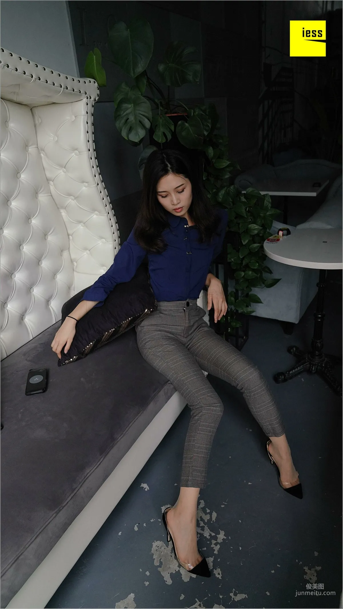 Qiu Zhuguan, Qiu Zhuguan in Long Pants [IESS] Silk Feet Bento 261 Photo Set photo 11