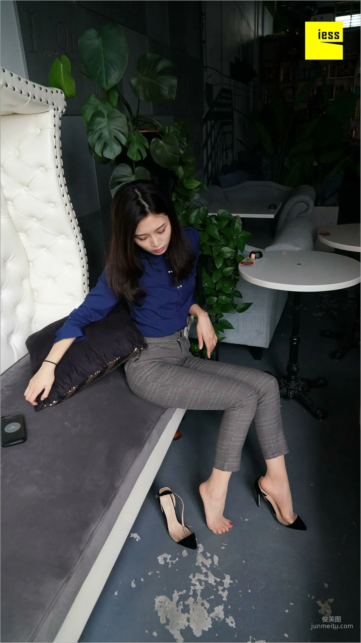 Qiu Zhuguan, Qiu Zhuguan in Long Pants [IESS] Silk Feet Bento 261 Photo Set photo 14