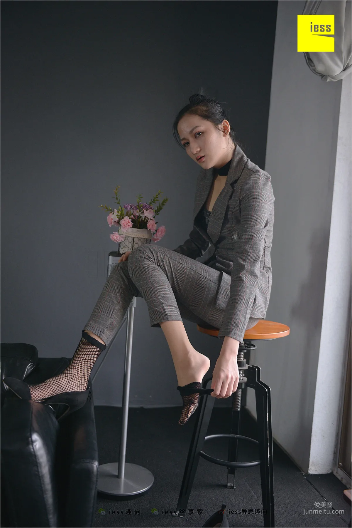 Xiao Xiao, Short Stockings, Long Pants and the Workplace [IESS] Silk Feet Bento 241 Photo Set photo 28