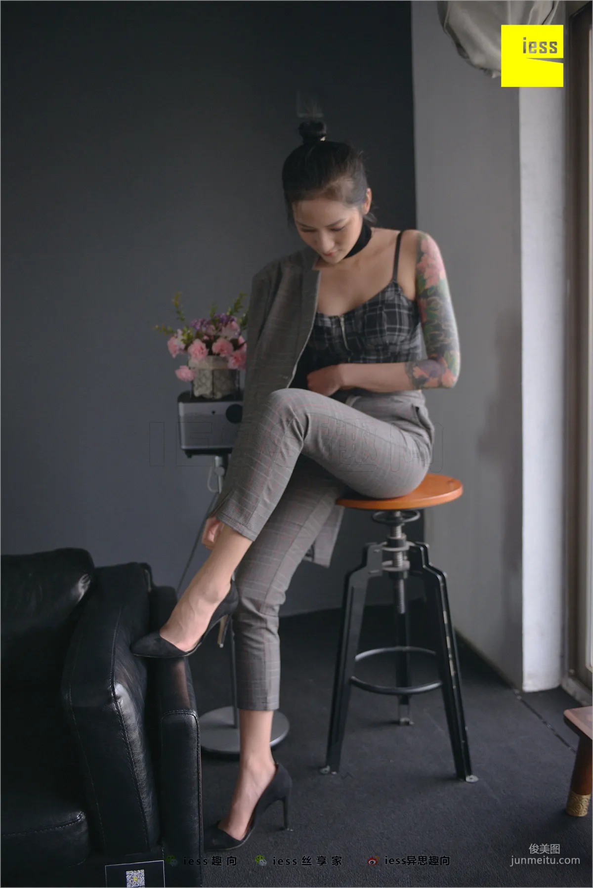 Xiao Xiao, Short Stockings, Long Pants and the Workplace [IESS] Silk Feet Bento 241 Photo Set photo 95