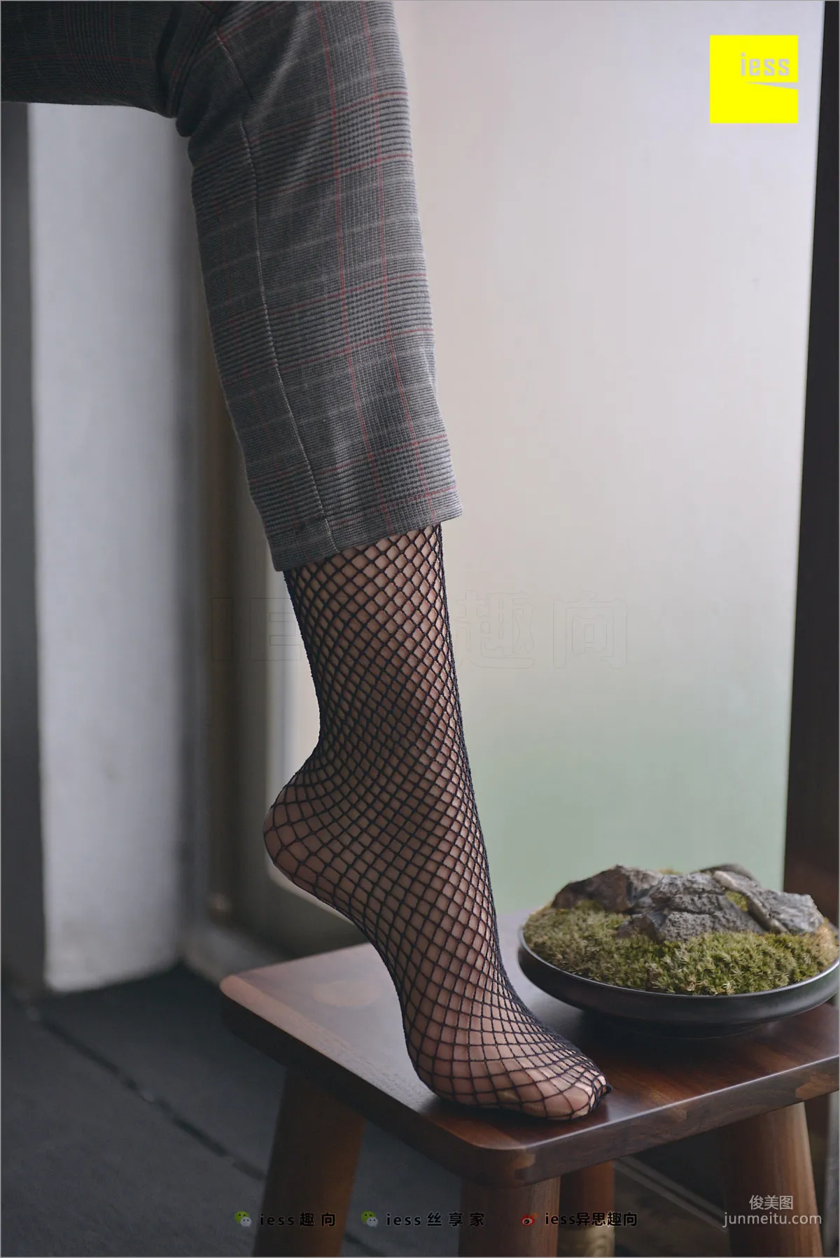 Xiao Xiao, Short Stockings, Long Pants and the Workplace [IESS] Silk Feet Bento 241 Photo Set photo 14