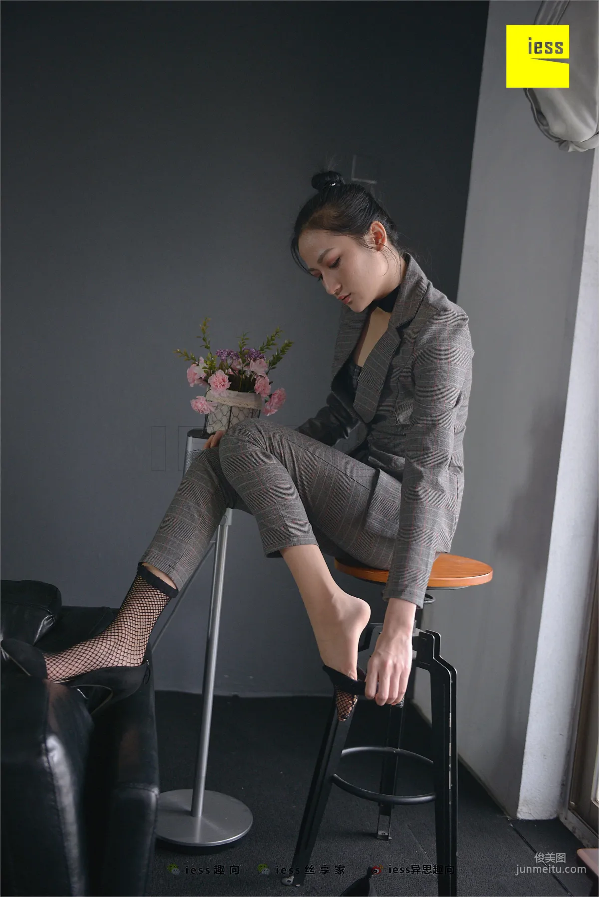 Xiao Xiao, Short Stockings, Long Pants and the Workplace [IESS] Silk Feet Bento 241 Photo Set photo 29