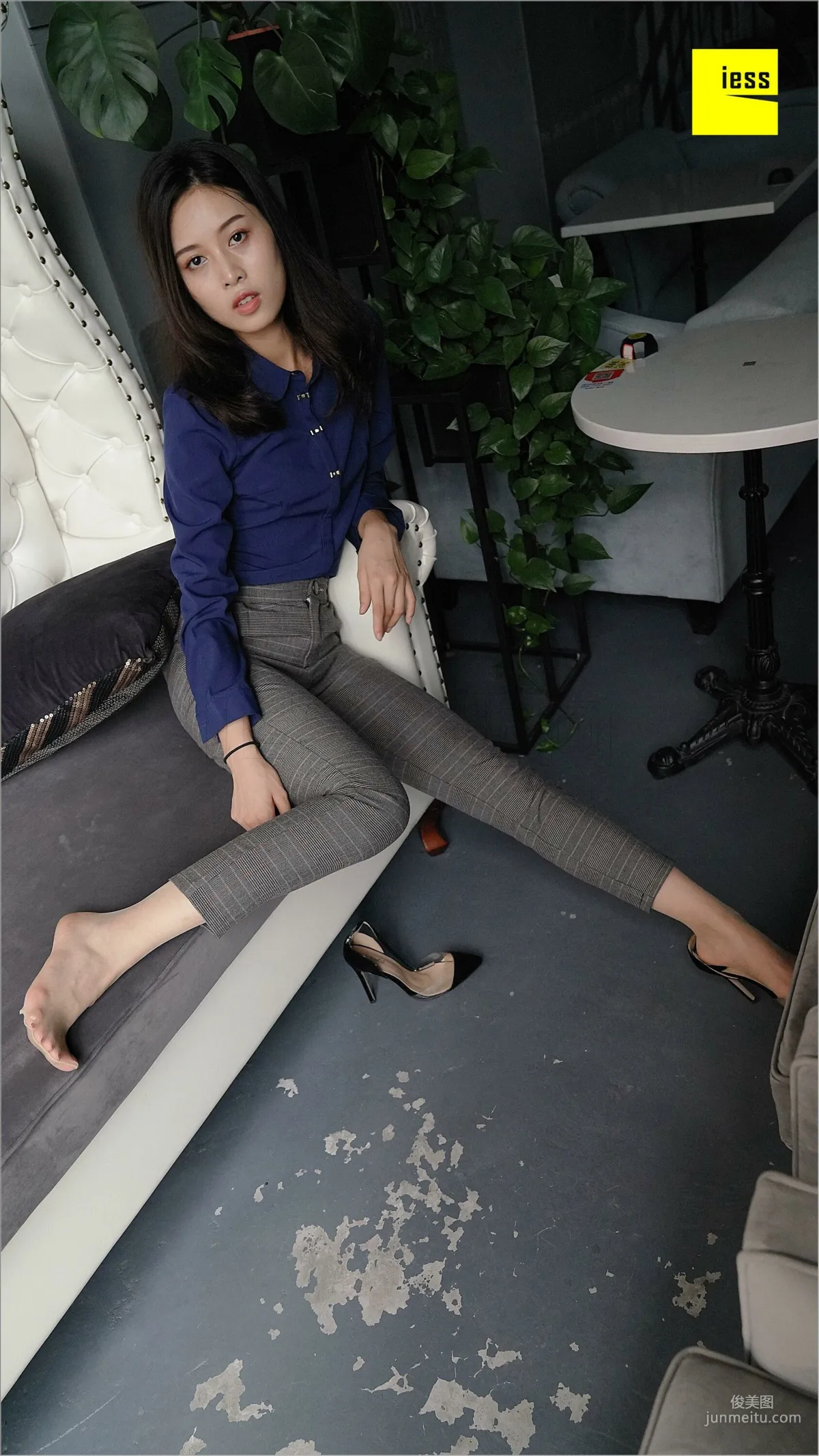 Qiu Zhuguan, Qiu Zhuguan in Long Pants [IESS] Silk Feet Bento 261 Photo Set photo 36