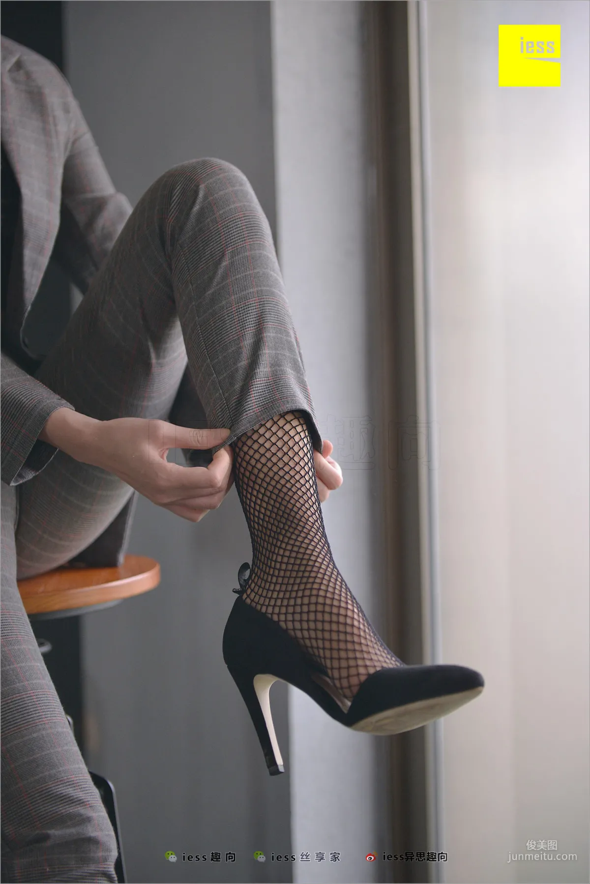 Xiao Xiao, Short Stockings, Long Pants and the Workplace [IESS] Silk Feet Bento 241 Photo Set photo 9