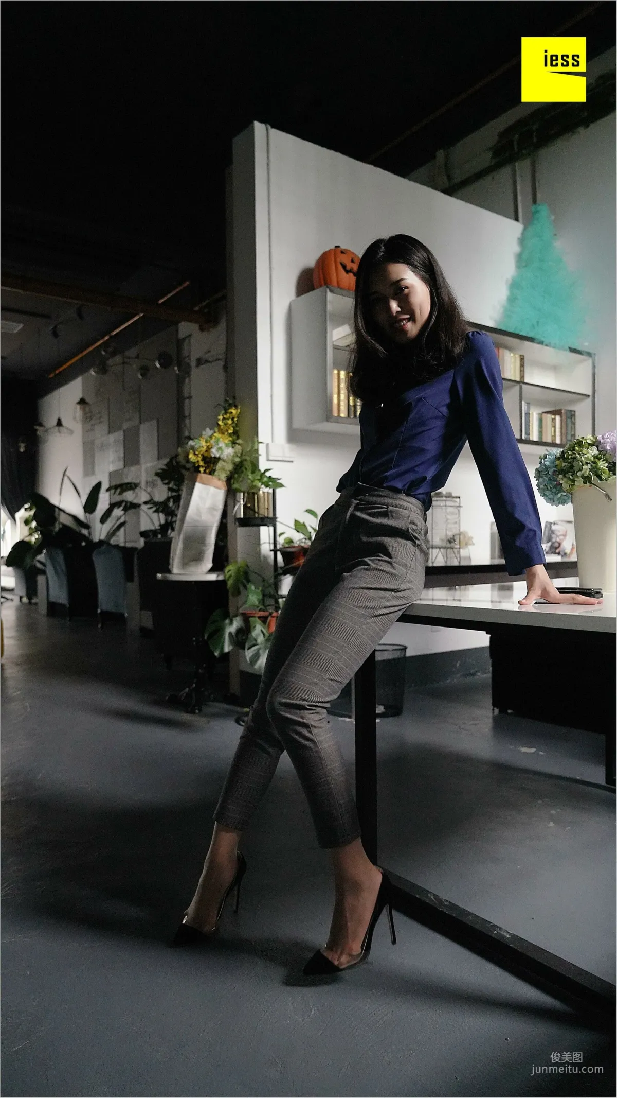 Qiu Zhuguan, Qiu Zhuguan in Long Pants [IESS] Silk Feet Bento 261 Photo Set photo 89