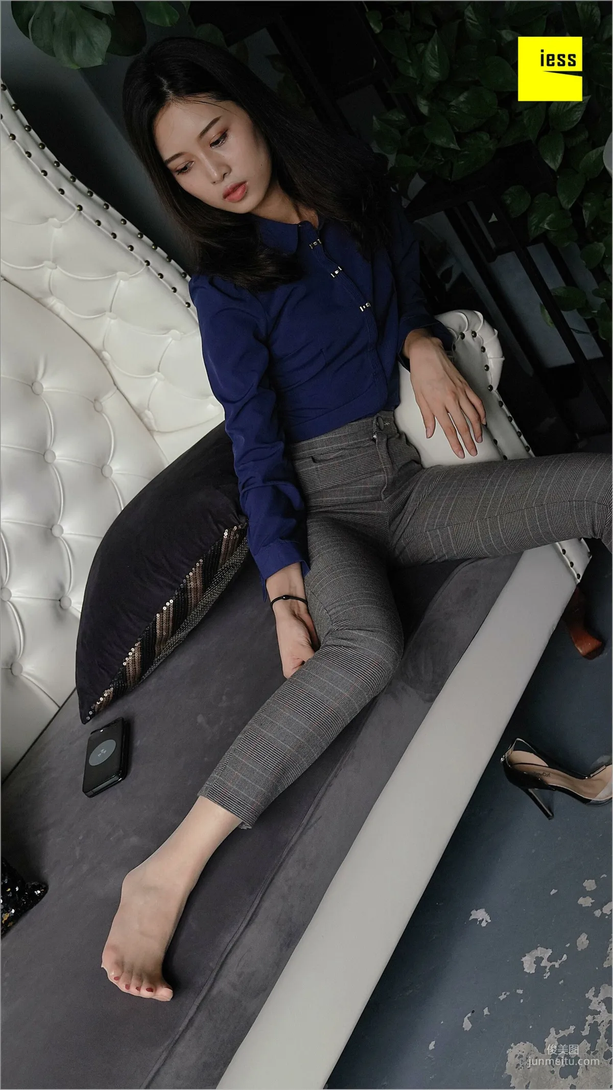 Qiu Zhuguan, Qiu Zhuguan in Long Pants [IESS] Silk Feet Bento 261 Photo Set photo 35