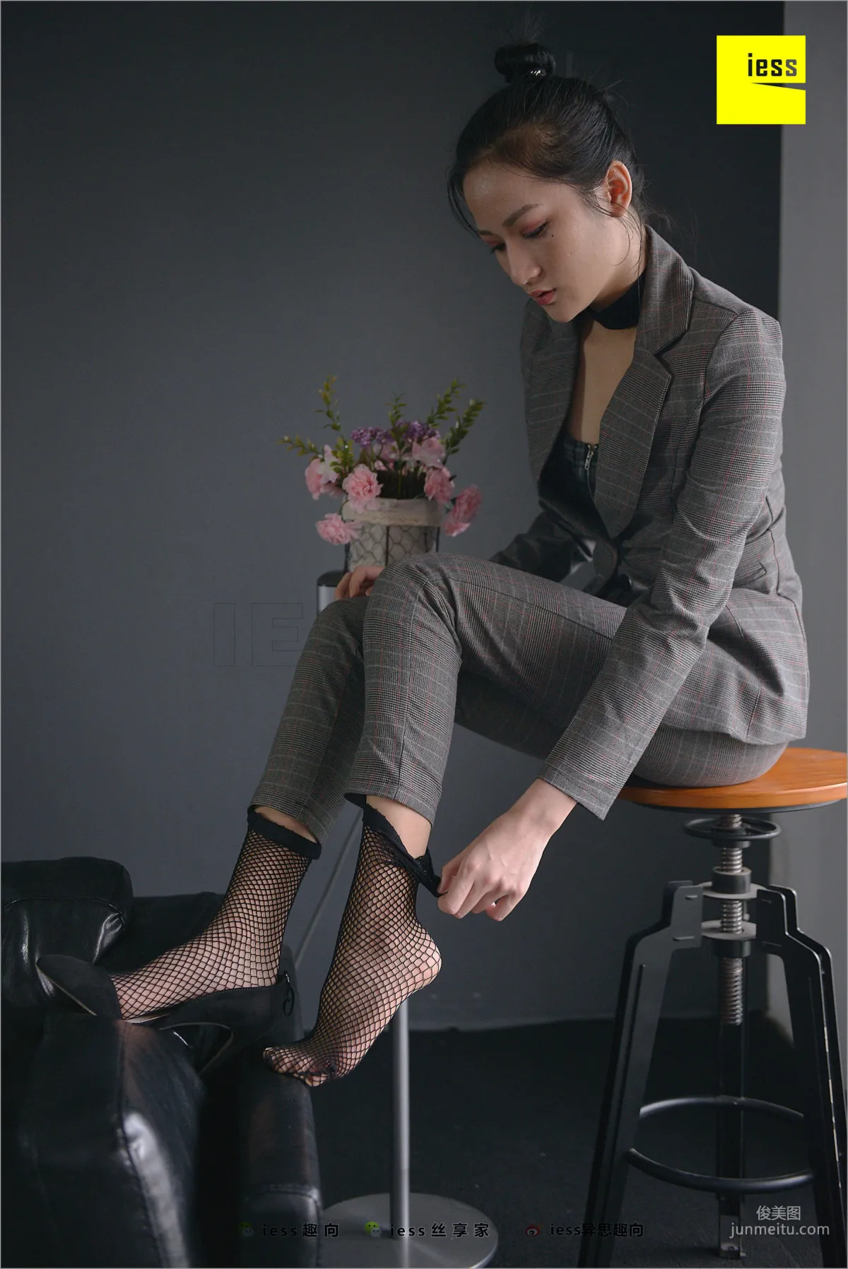 Xiao Xiao, Short Stockings, Long Pants and the Workplace [IESS] Silk Feet Bento 241 Photo Set photo 4