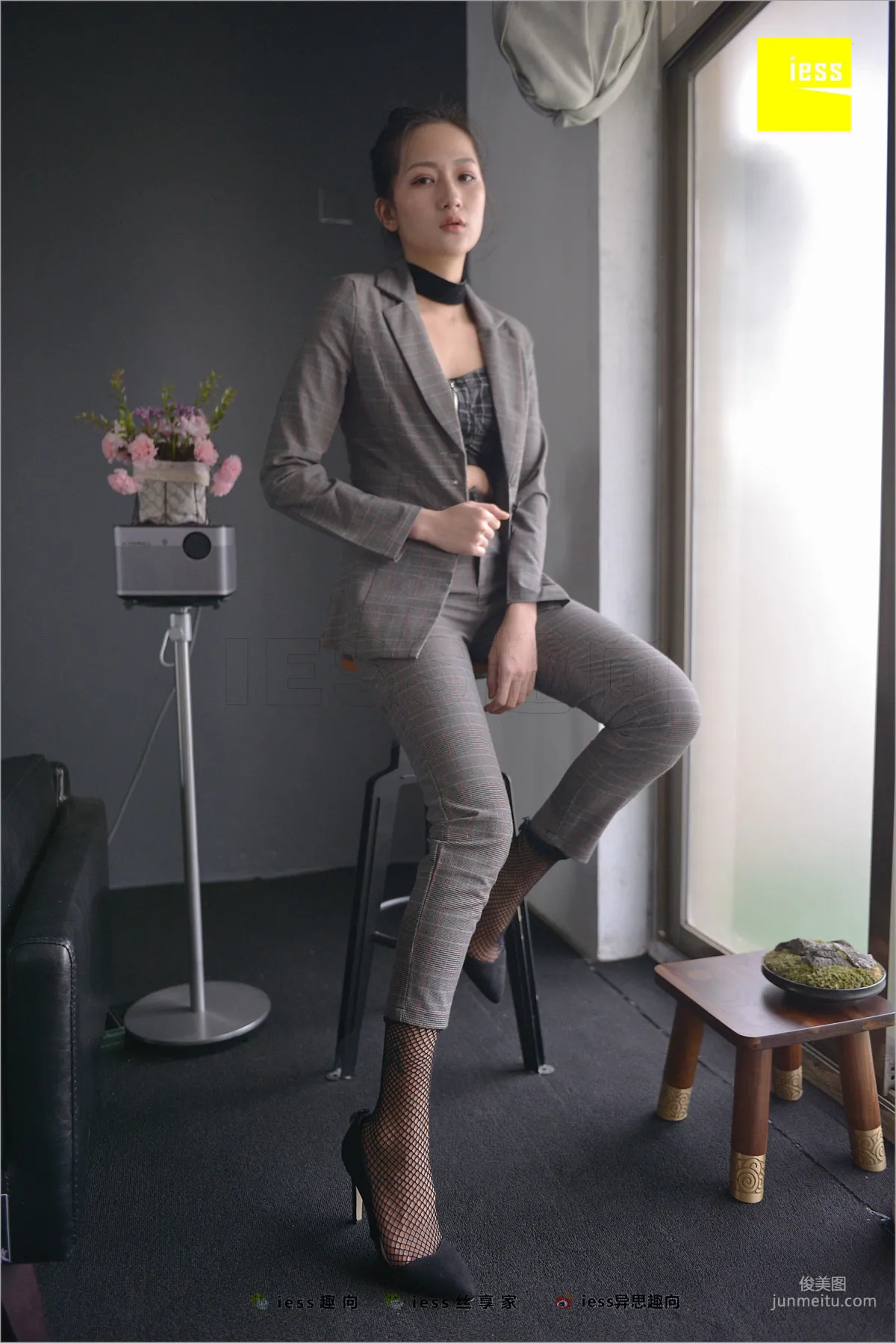 Xiao Xiao, Short Stockings, Long Pants and the Workplace [IESS] Silk Feet Bento 241 Photo Set photo 7