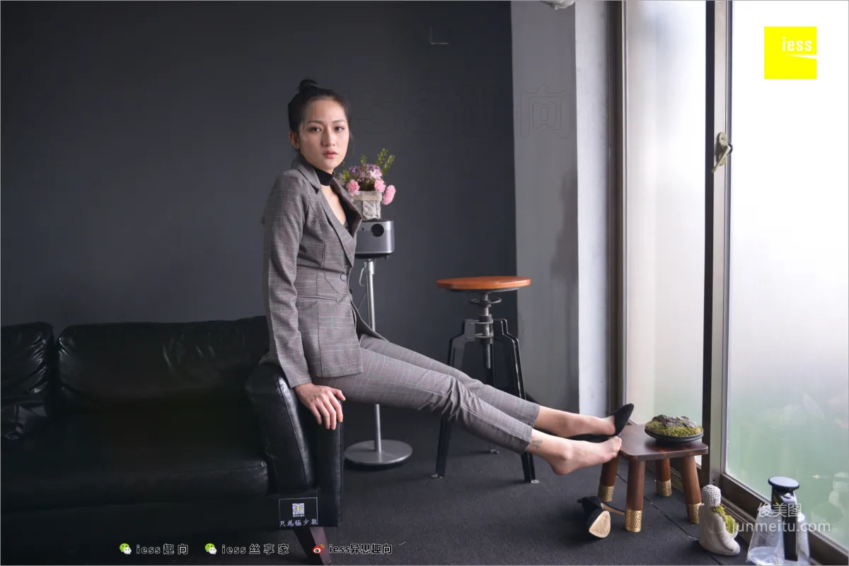 Xiao Xiao, Short Stockings, Long Pants and the Workplace [IESS] Silk Feet Bento 241 Photo Set photo 46