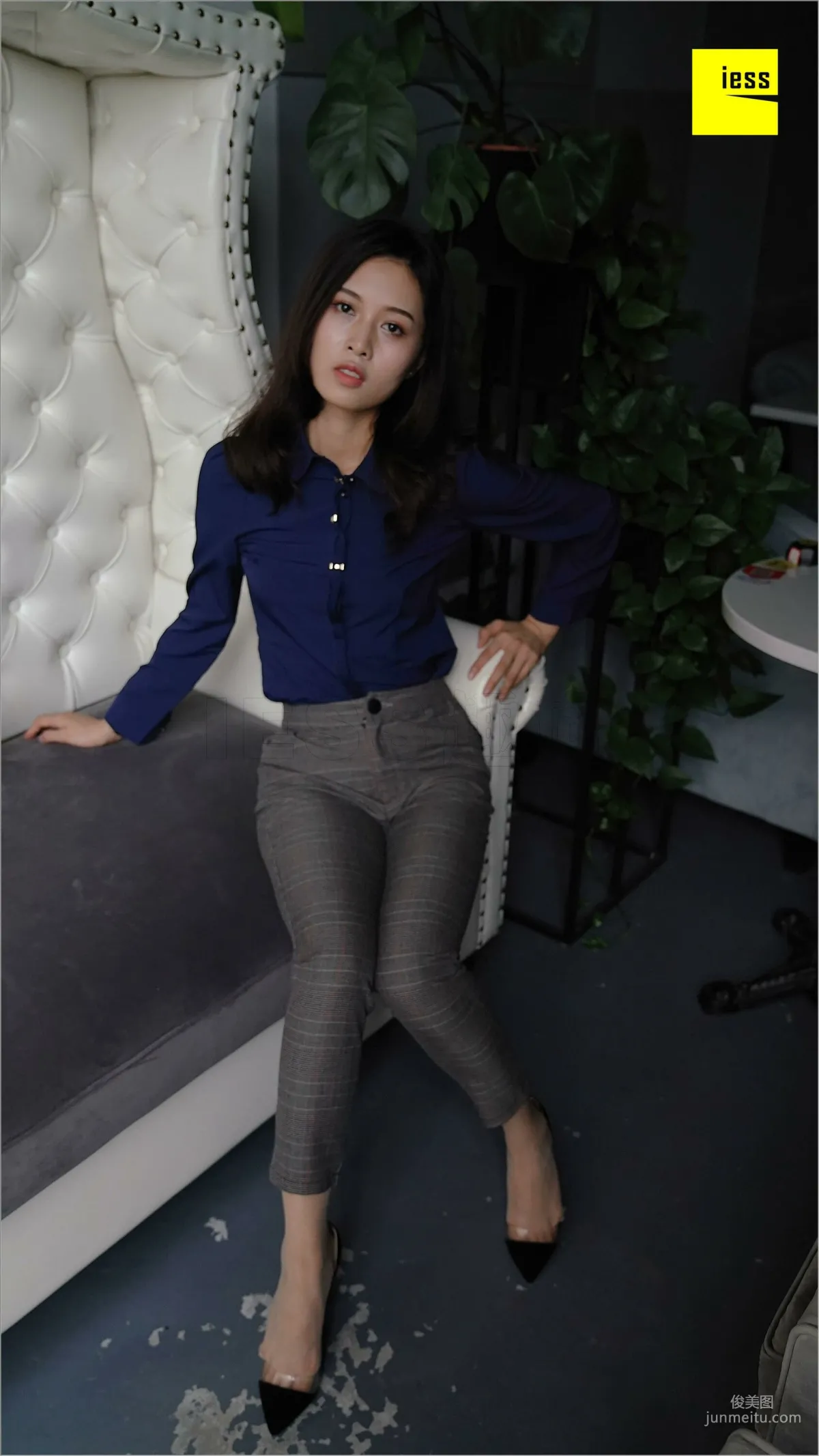 Qiu Zhuguan, Qiu Zhuguan in Long Pants [IESS] Silk Feet Bento 261 Photo Set photo 4
