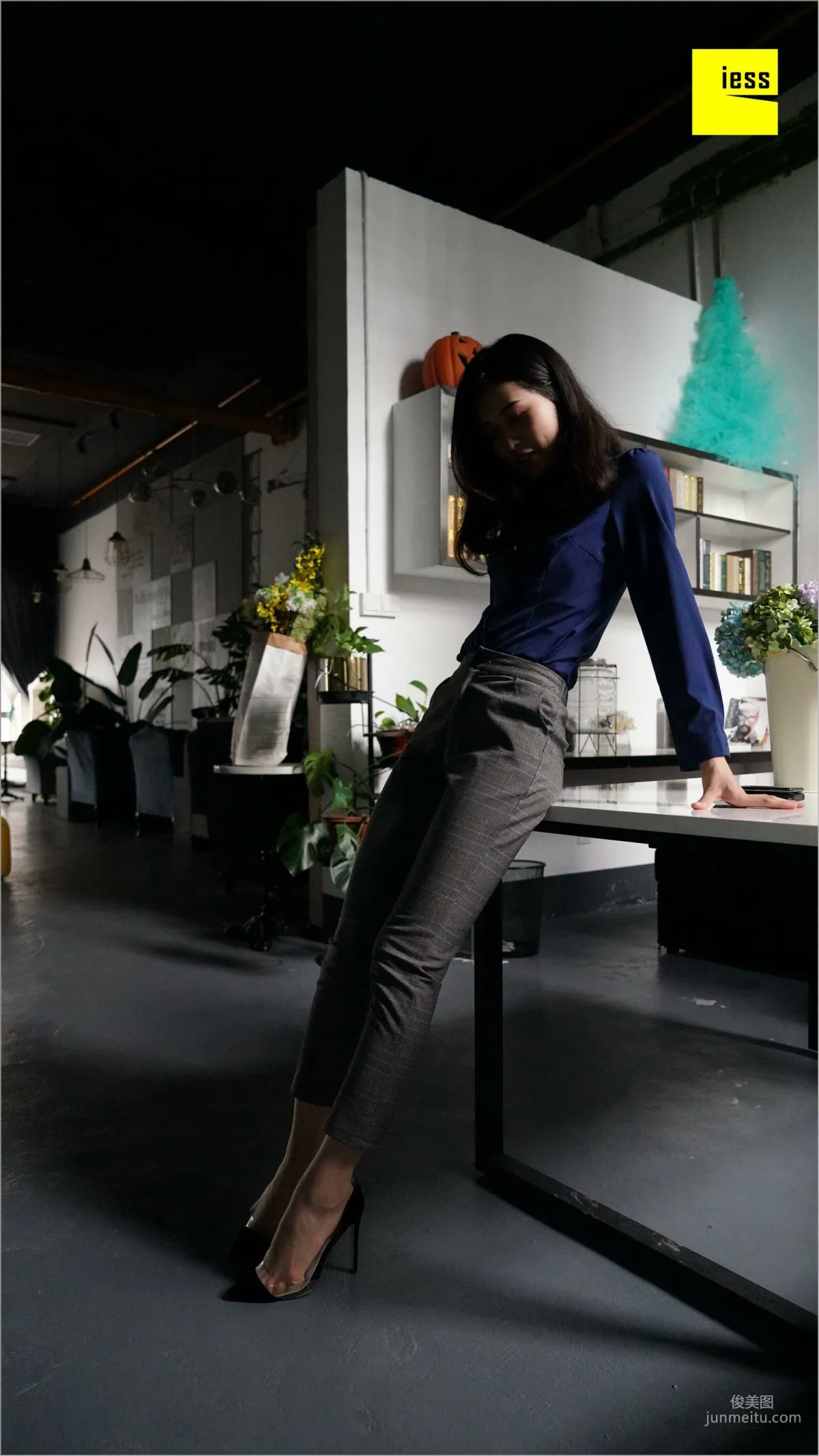 Qiu Zhuguan, Qiu Zhuguan in Long Pants [IESS] Silk Feet Bento 261 Photo Set photo 2