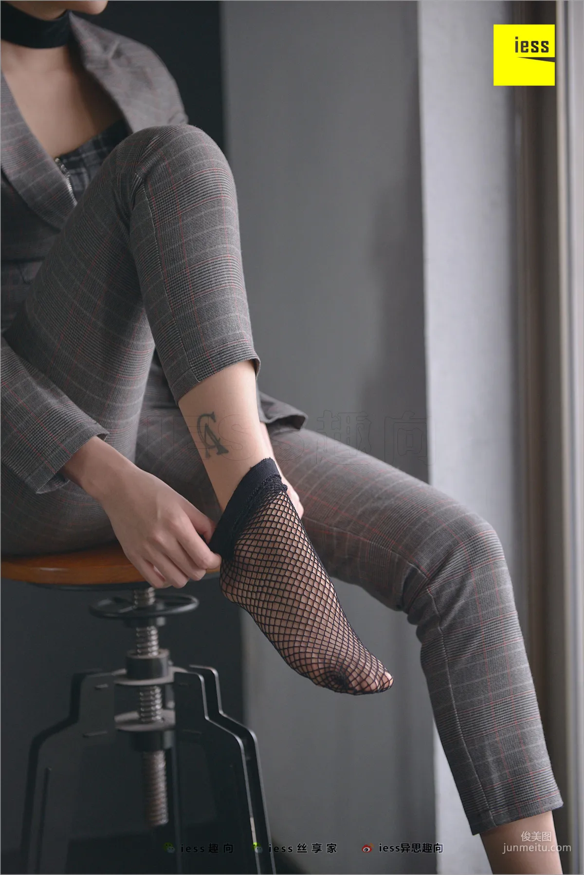 Xiao Xiao, Short Stockings, Long Pants and the Workplace [IESS] Silk Feet Bento 241 Photo Set photo 35