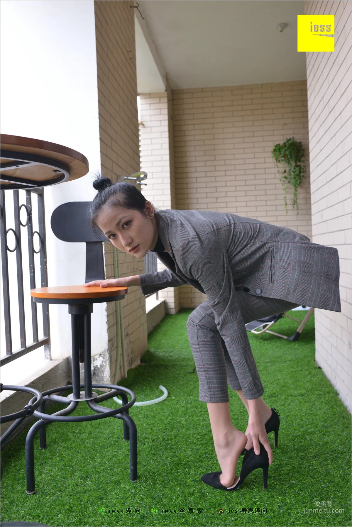 Xiao Xiao, Short Stockings, Long Pants and the Workplace [IESS] Silk Feet Bento 241 Photo Set photo 87