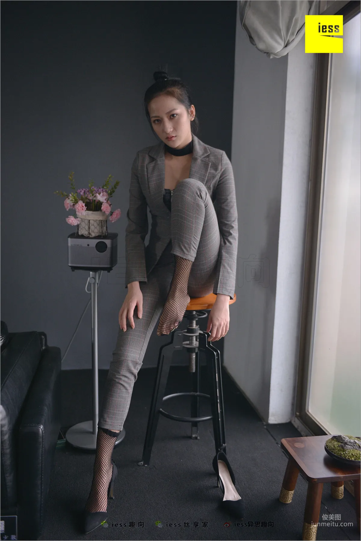 Xiao Xiao, Short Stockings, Long Pants and the Workplace [IESS] Silk Feet Bento 241 Photo Set photo 20