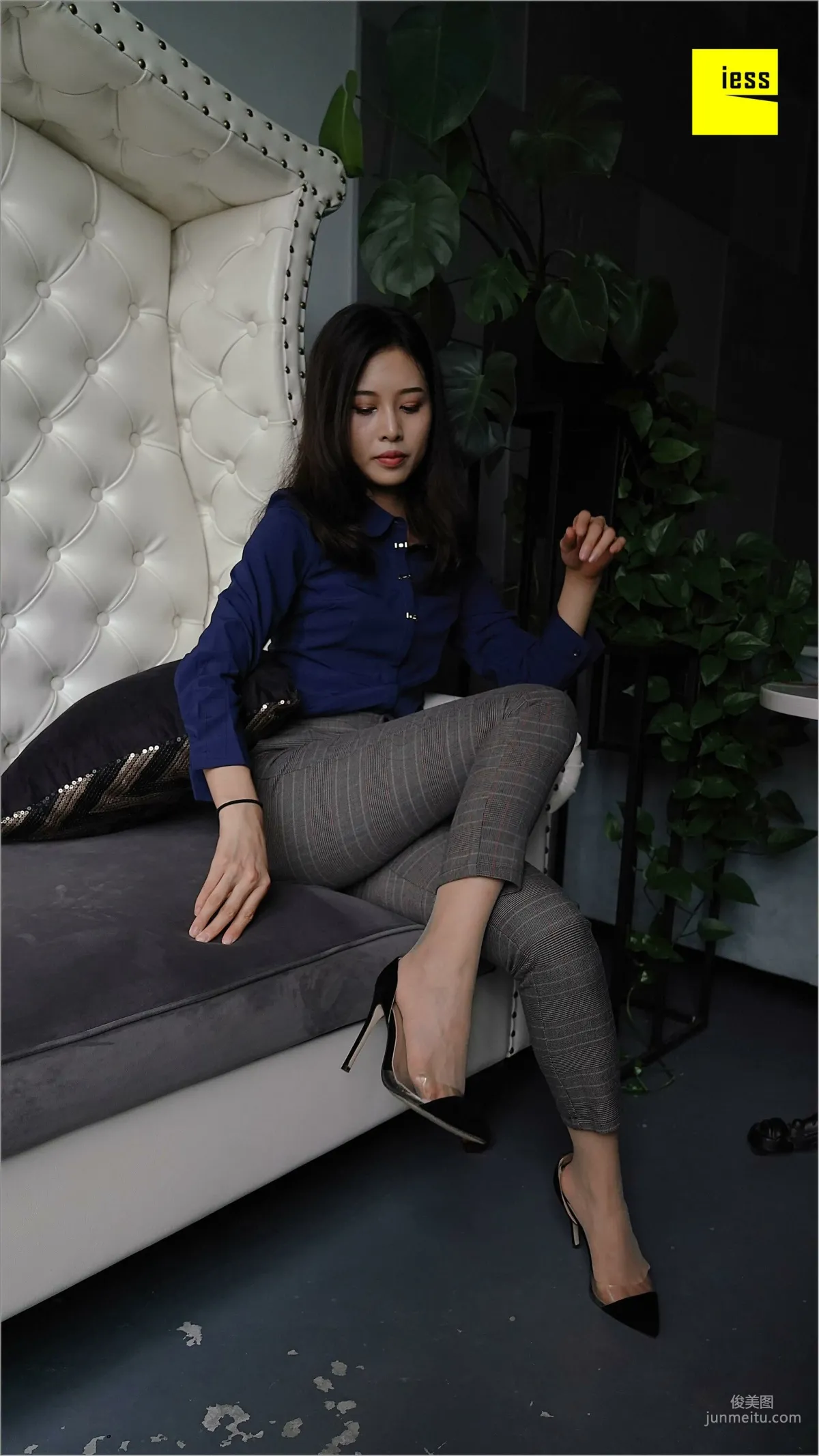 Qiu Zhuguan, Qiu Zhuguan in Long Pants [IESS] Silk Feet Bento 261 Photo Set photo 25