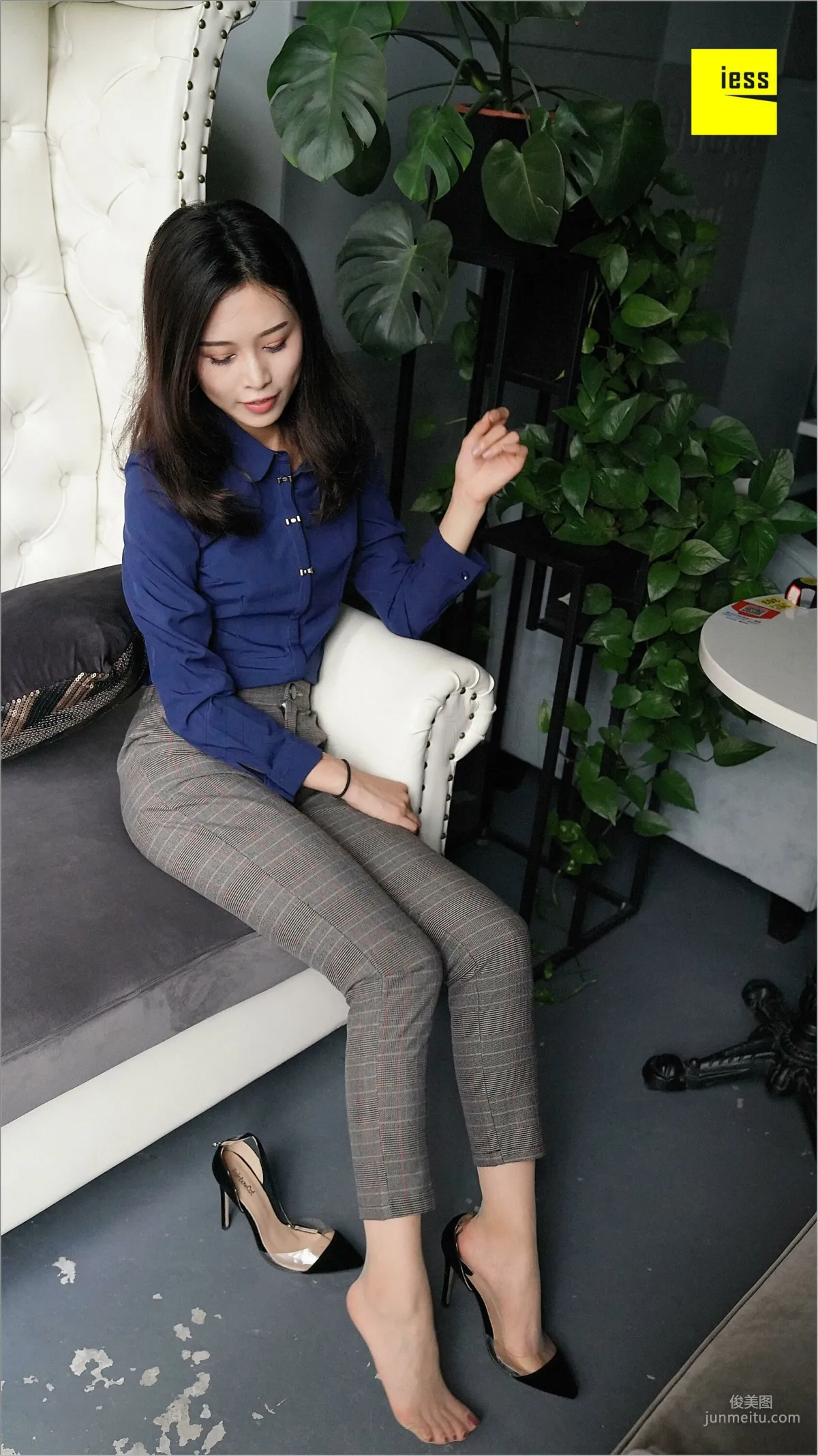 Qiu Zhuguan, Qiu Zhuguan in Long Pants [IESS] Silk Feet Bento 261 Photo Set photo 32