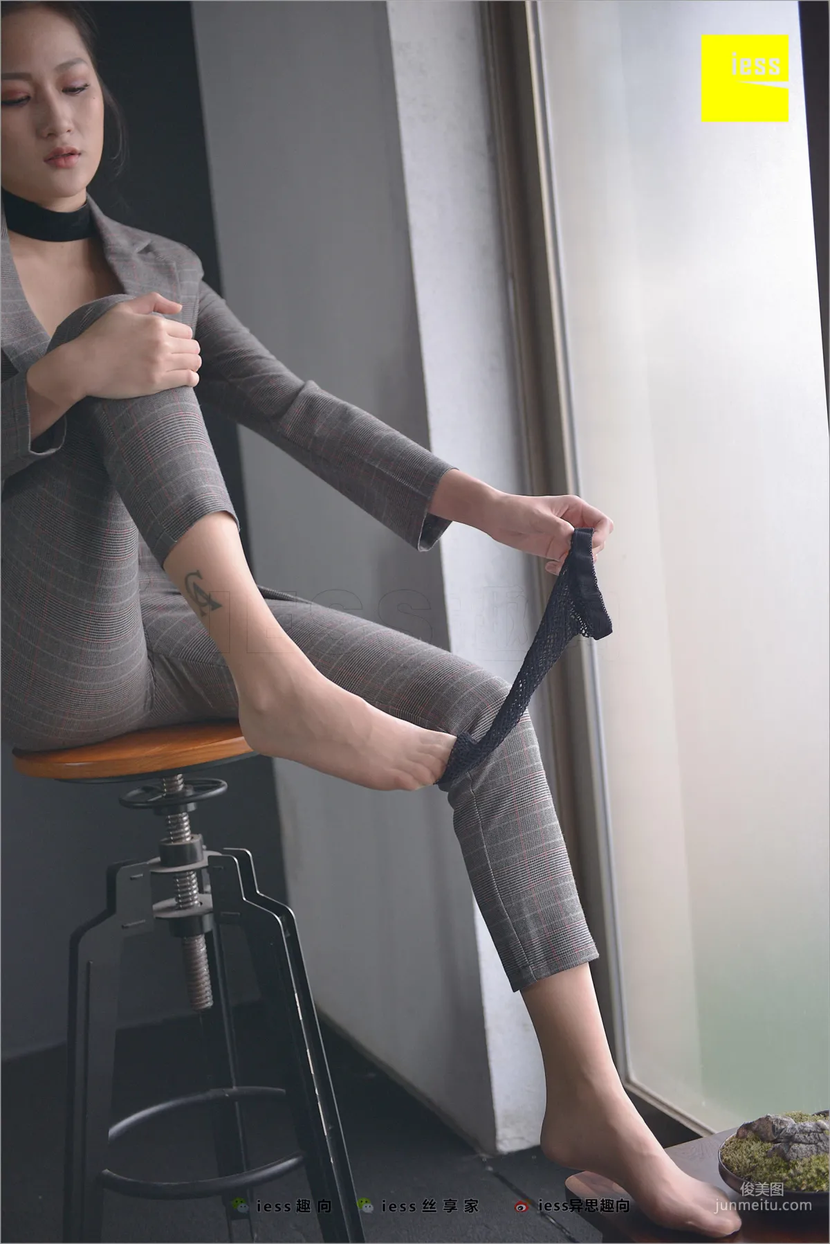 Xiao Xiao, Short Stockings, Long Pants and the Workplace [IESS] Silk Feet Bento 241 Photo Set photo 37