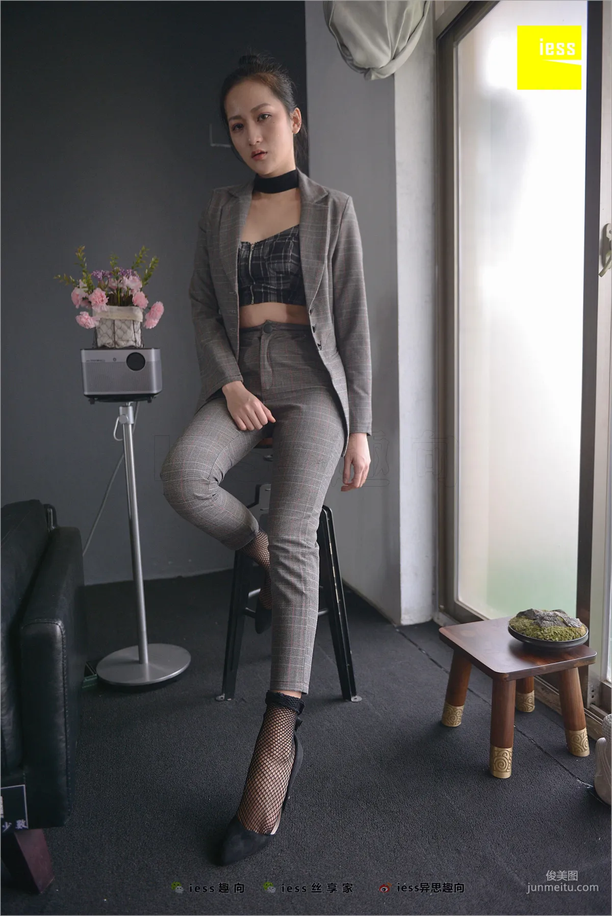Xiao Xiao, Short Stockings, Long Pants and the Workplace [IESS] Silk Feet Bento 241 Photo Set photo 8