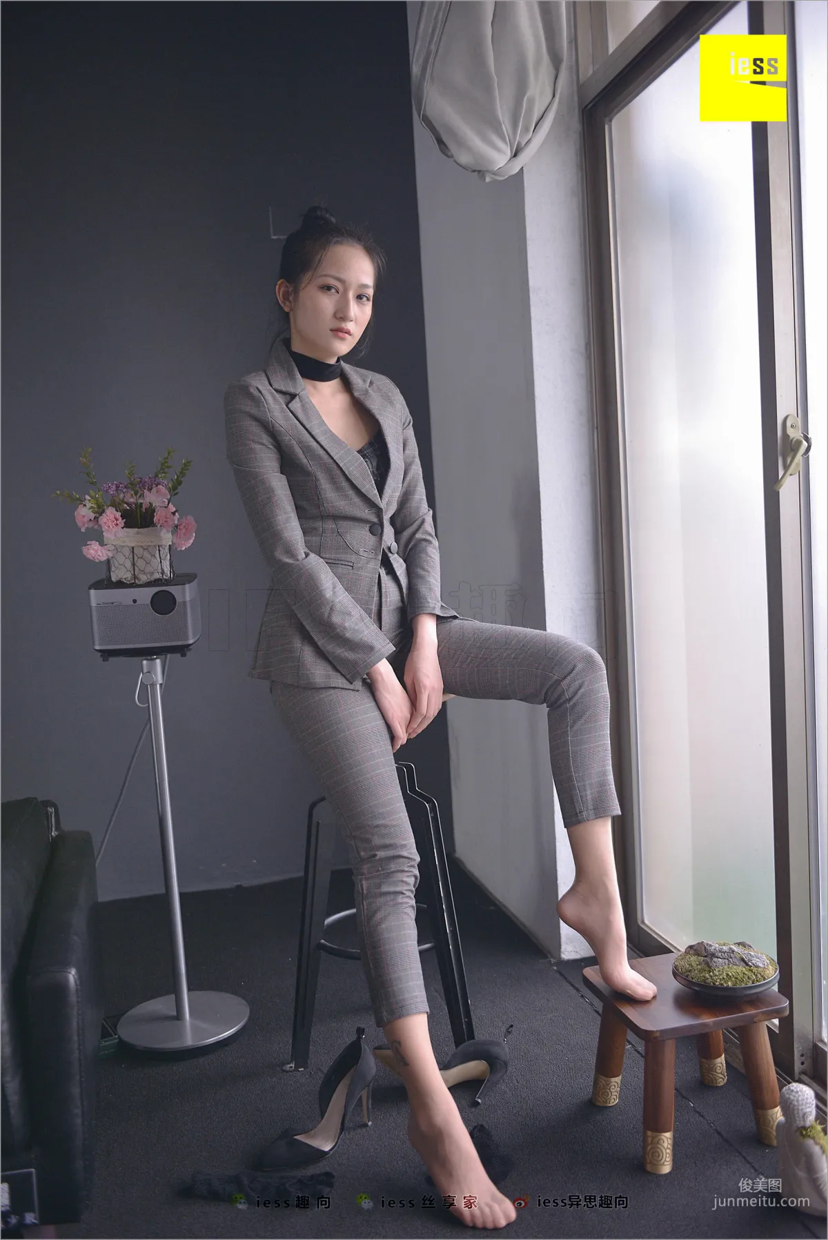 Xiao Xiao, Short Stockings, Long Pants and the Workplace [IESS] Silk Feet Bento 241 Photo Set photo 39